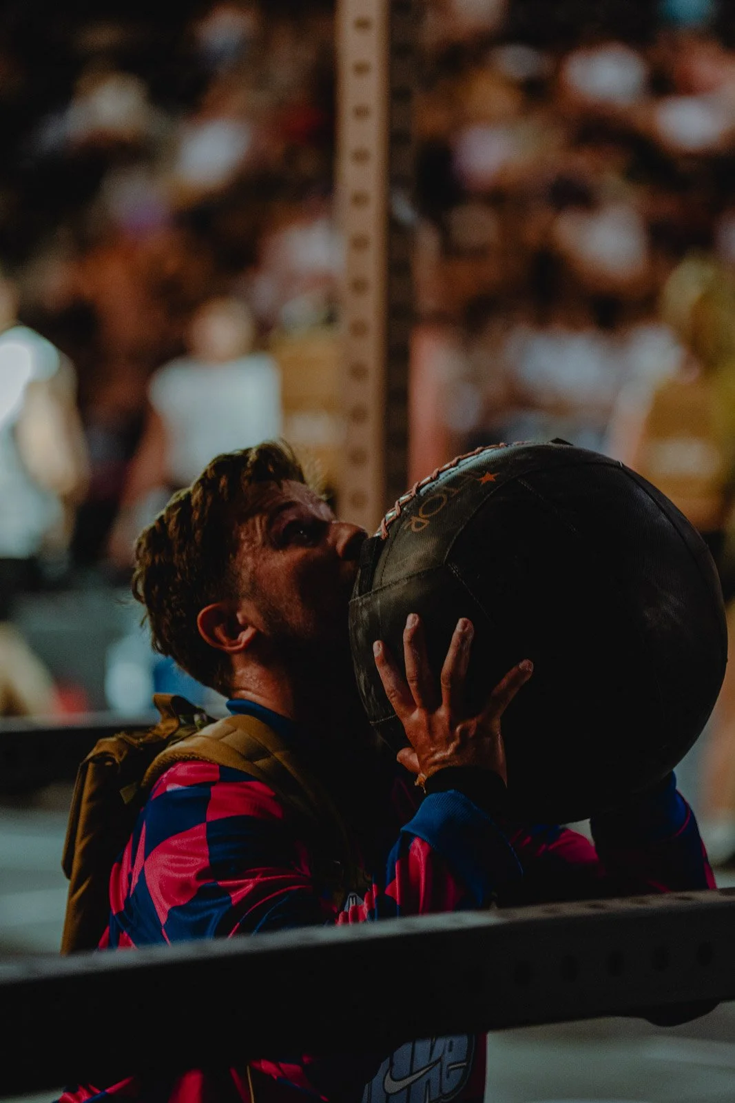 Homme soulevant un ballon médical lors d'une séance d'entraînement CrossFit en Nouvelle-Aquitaine — photographe CrossFit Voar by Tim