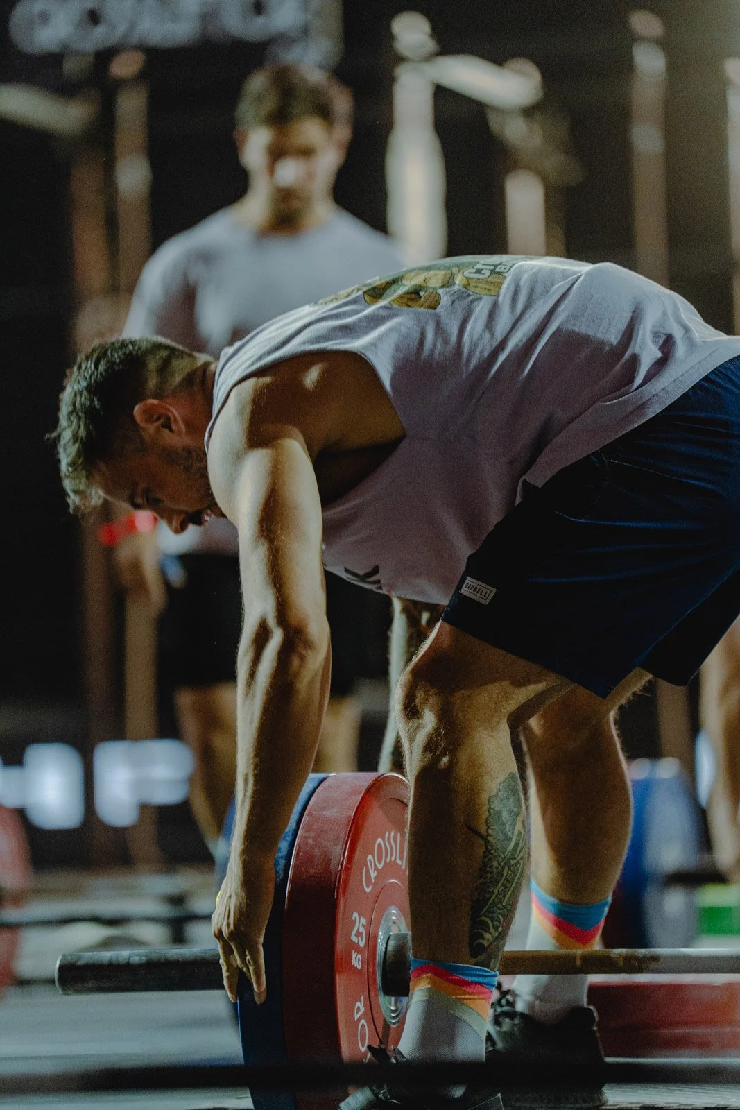 Homme en haltérophilie dans une salle CrossFit avec observateur en Nouvelle-Aquitaine — photographe CrossFit Voar by Tim