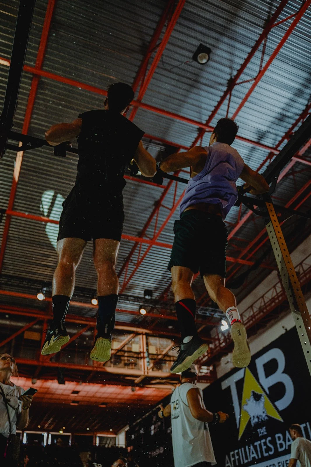 Deux hommes suspendus à une barre horizontale lors d'une séance CrossFit en Nouvelle-Aquitaine — photographe CrossFit Voar by Tim