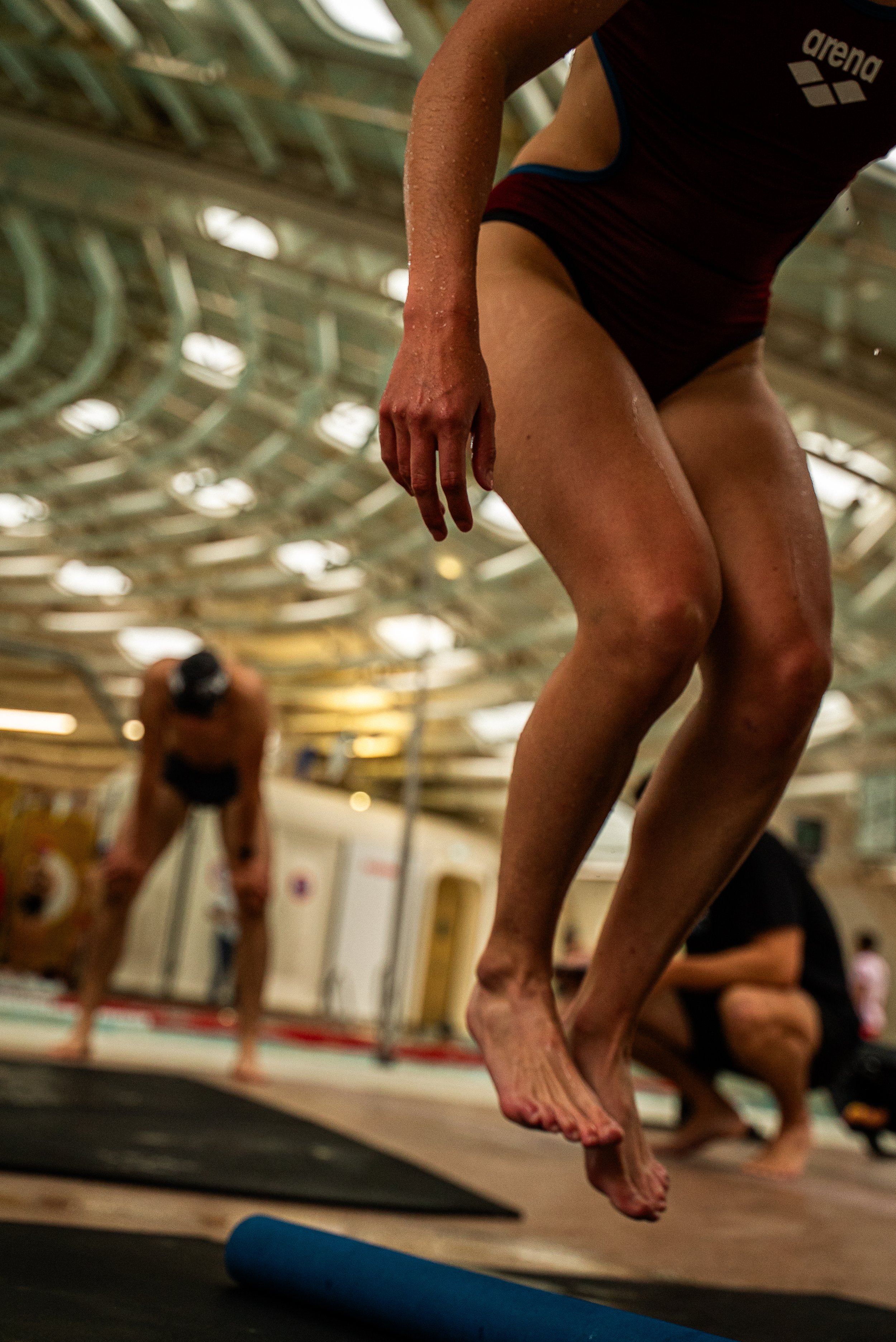 Groupe d'athlètes en position de gainage lors d'une compétition Water Hybrid Race en salle, fitness aquatique — photographe sport Voar by Tim