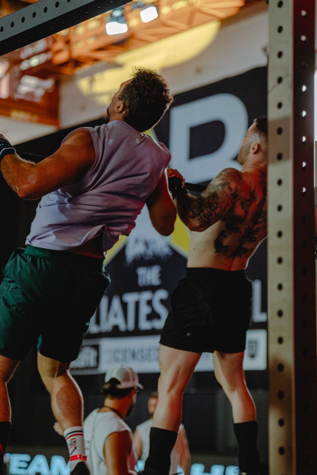 Deux hommes en combat dans une cage de boxe, sport de contact lors d'un événement CrossFit Bordeaux — photographe CrossFit Voar by Tim