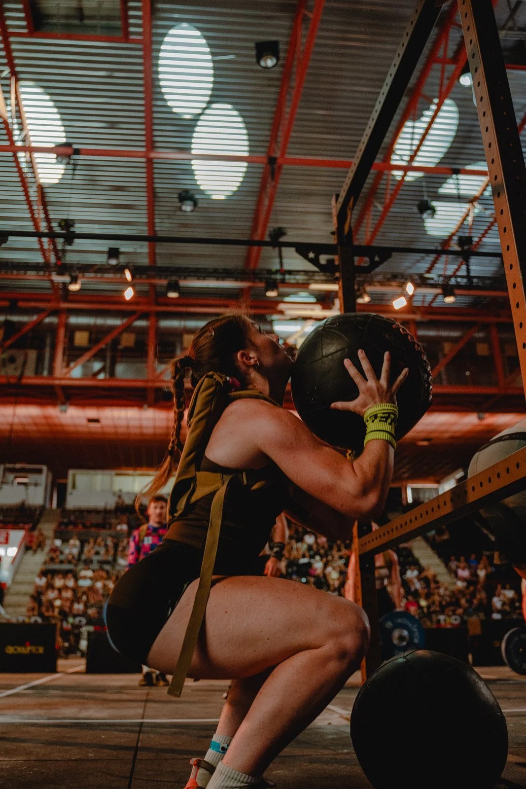 Femme en squat avec ballon de fitness lors d'une compétition CrossFit à Bordeaux — photographe CrossFit Voar by Tim