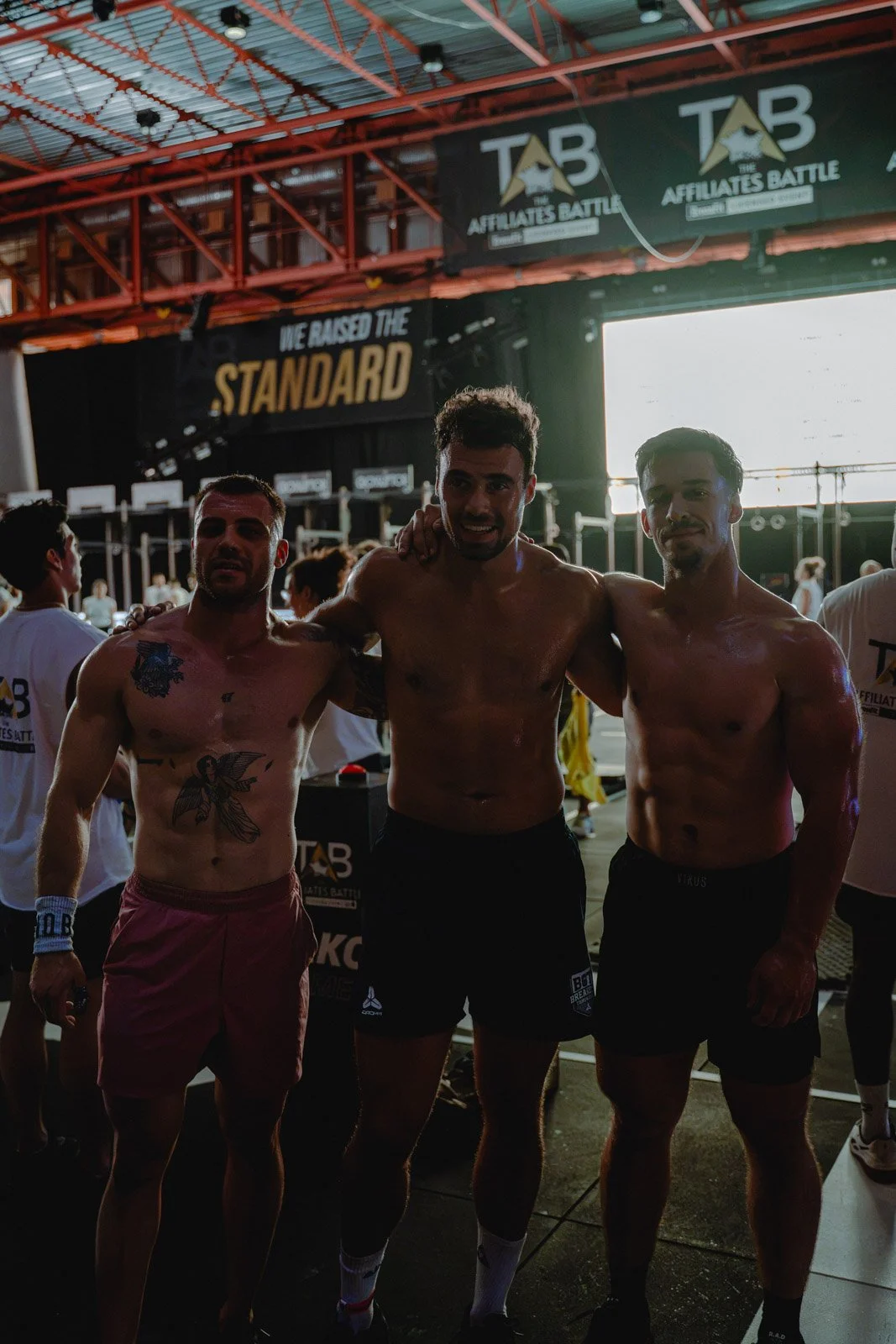 Trois athlètes CrossFit torse nu souriants après compétition en salle, convivialité sportive à Bordeaux — photographe CrossFit Voar by Tim