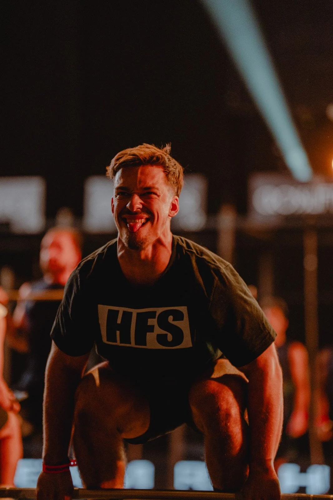 Jeune homme souriant en t-shirt HFS lors d'une compétition de force CrossFit en Nouvelle-Aquitaine — photographe CrossFit Voar by Tim