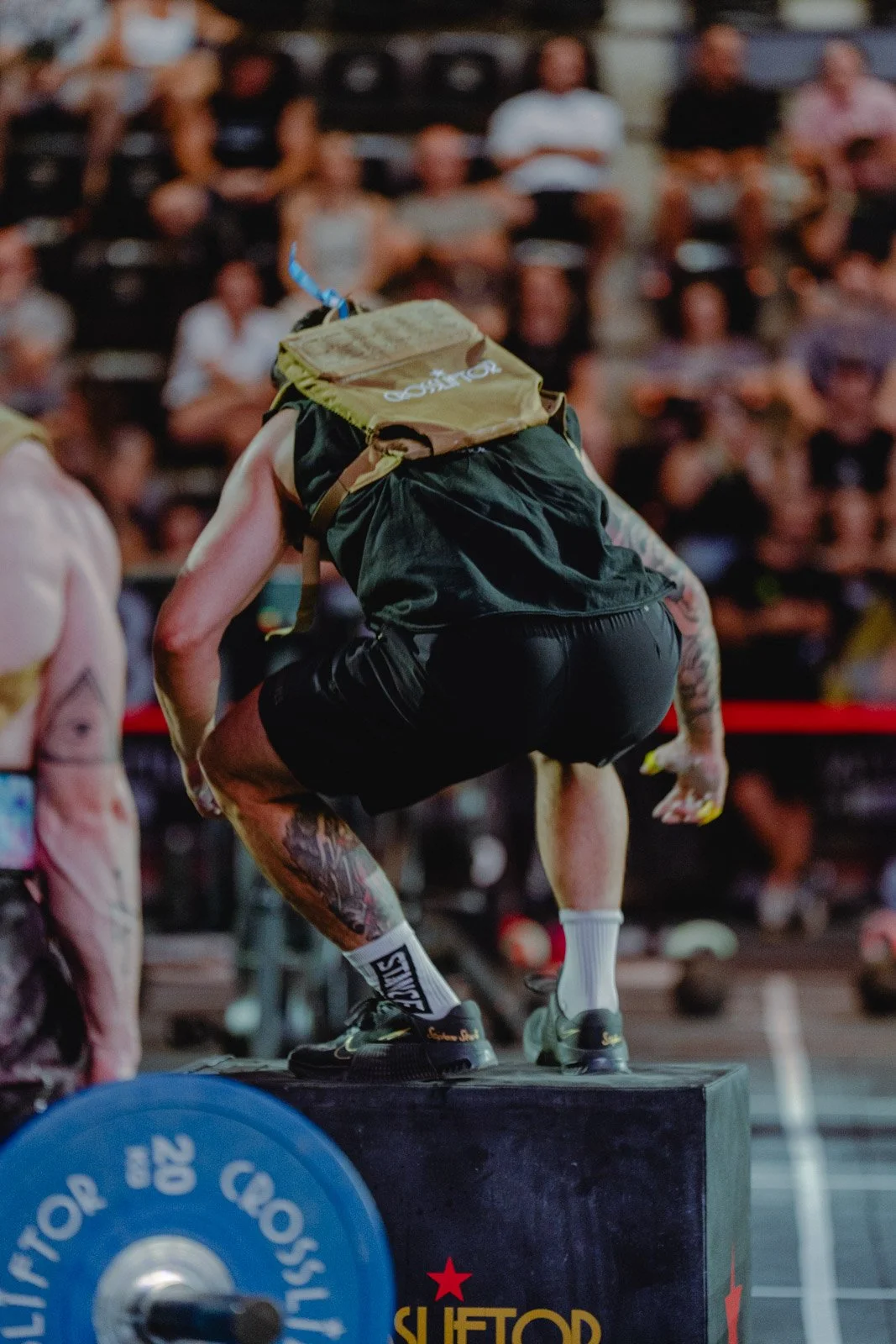 Homme effectuant un saut avec sac à dos lors d'une compétition CrossFit en Nouvelle-Aquitaine — photographe CrossFit Voar by Tim