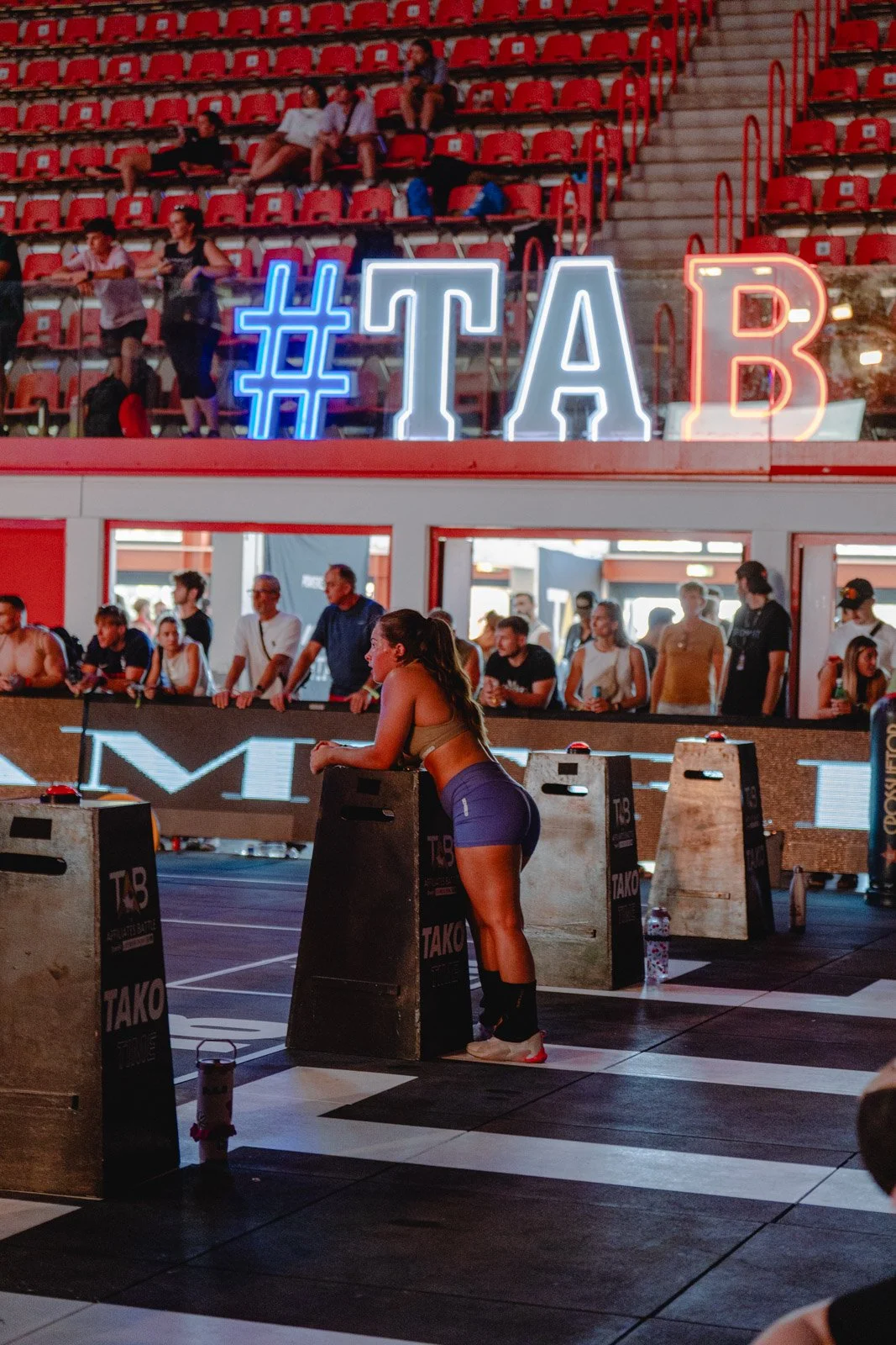 Femme au centre d'une compétition CrossFit entourée de spectateurs en Nouvelle-Aquitaine — photographe CrossFit Voar by Tim