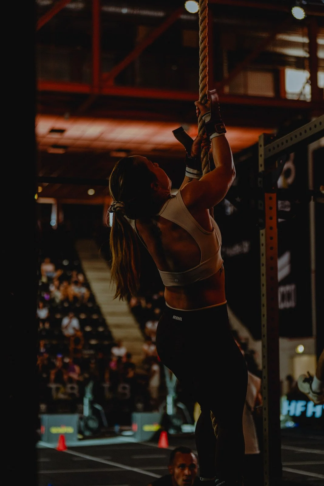 Femme s'entraînant à la corde dans une salle CrossFit sombre avec public en Nouvelle-Aquitaine — photographe CrossFit Voar by Tim