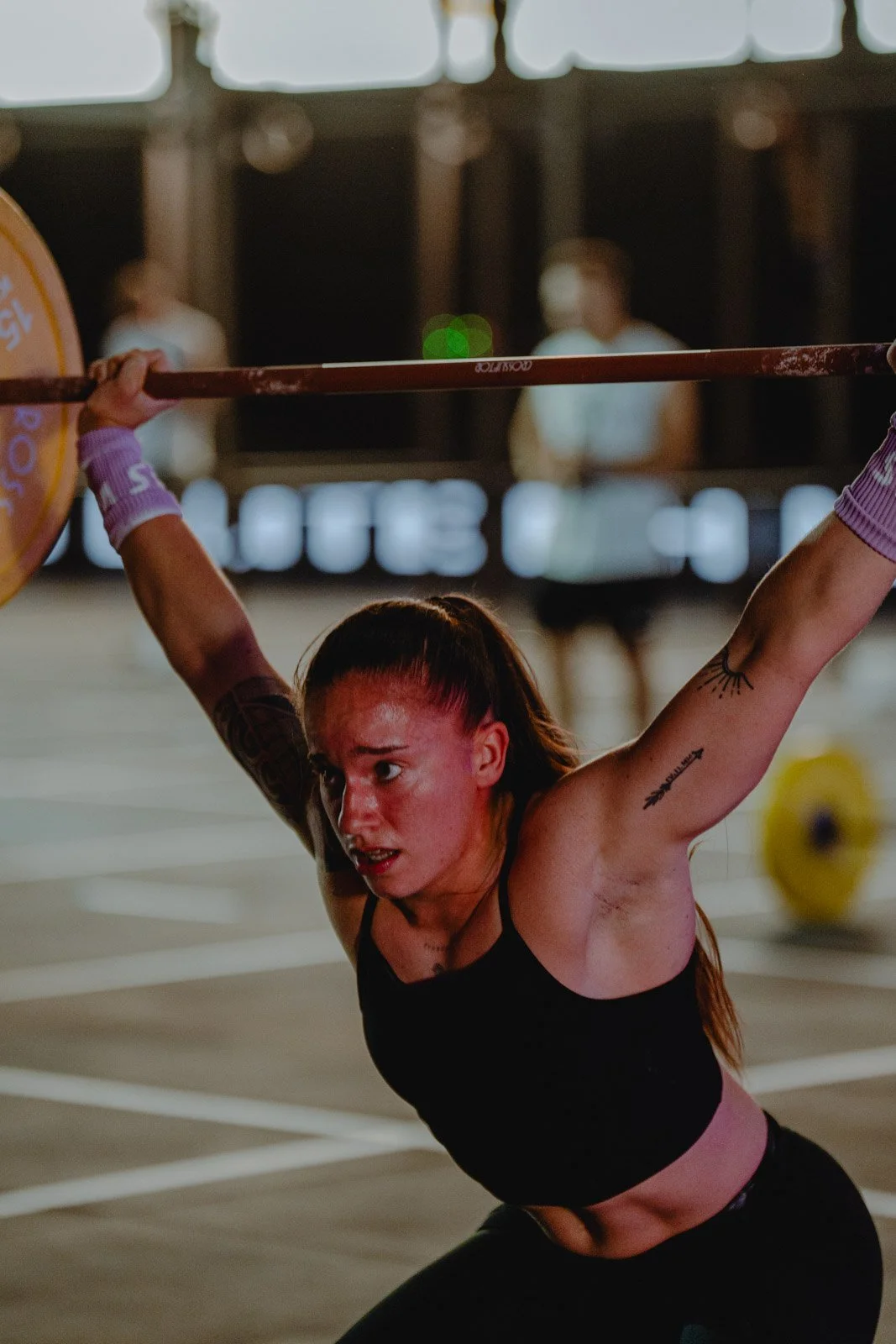 Femme en haltérophilie lors d'une compétition CrossFit avec coudières roses à Bordeaux — photographe CrossFit Voar by Tim