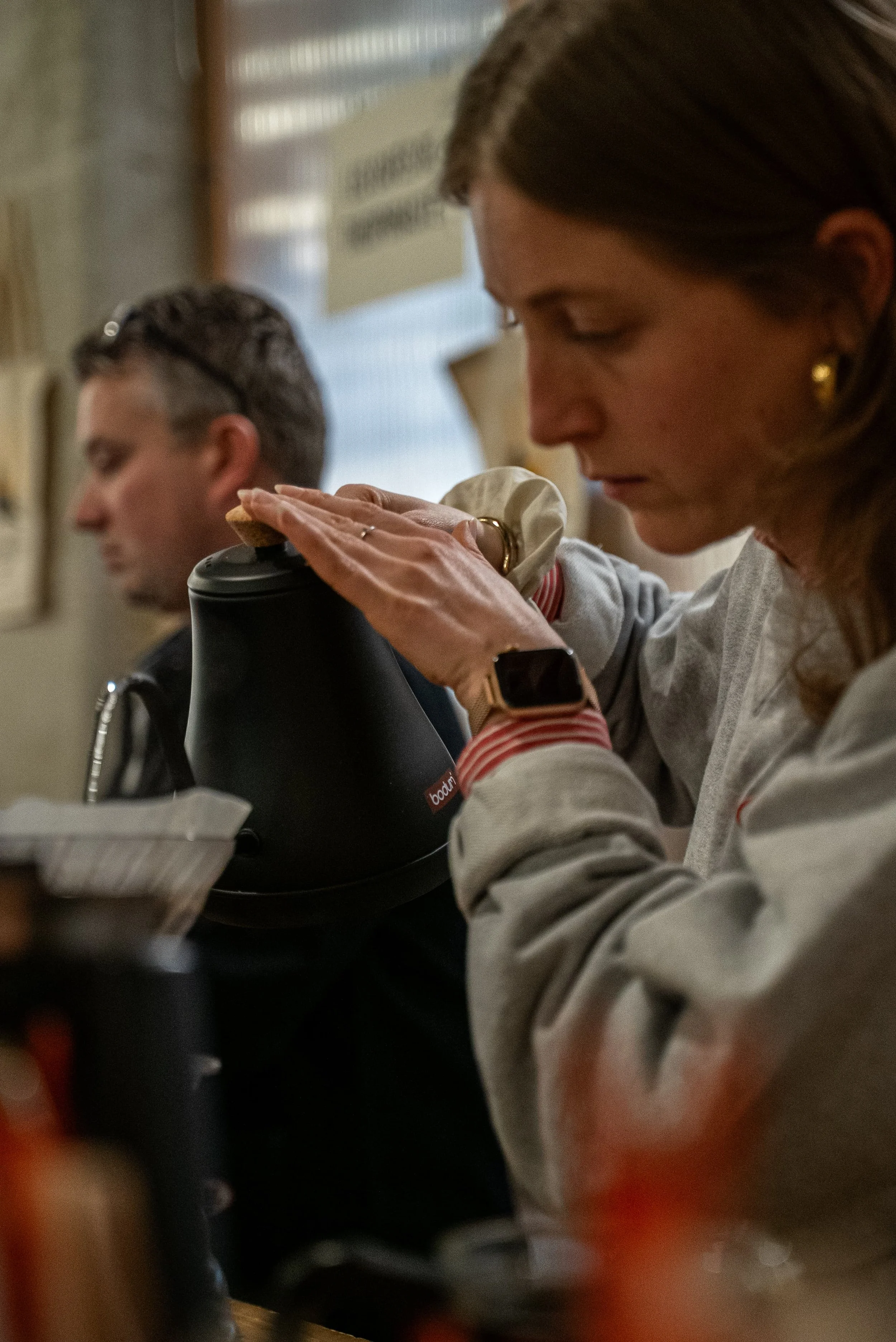 Deux femmes utilisent un microscope dans un environnement intérieur, probablement un laboratoire ou une salle de classe.