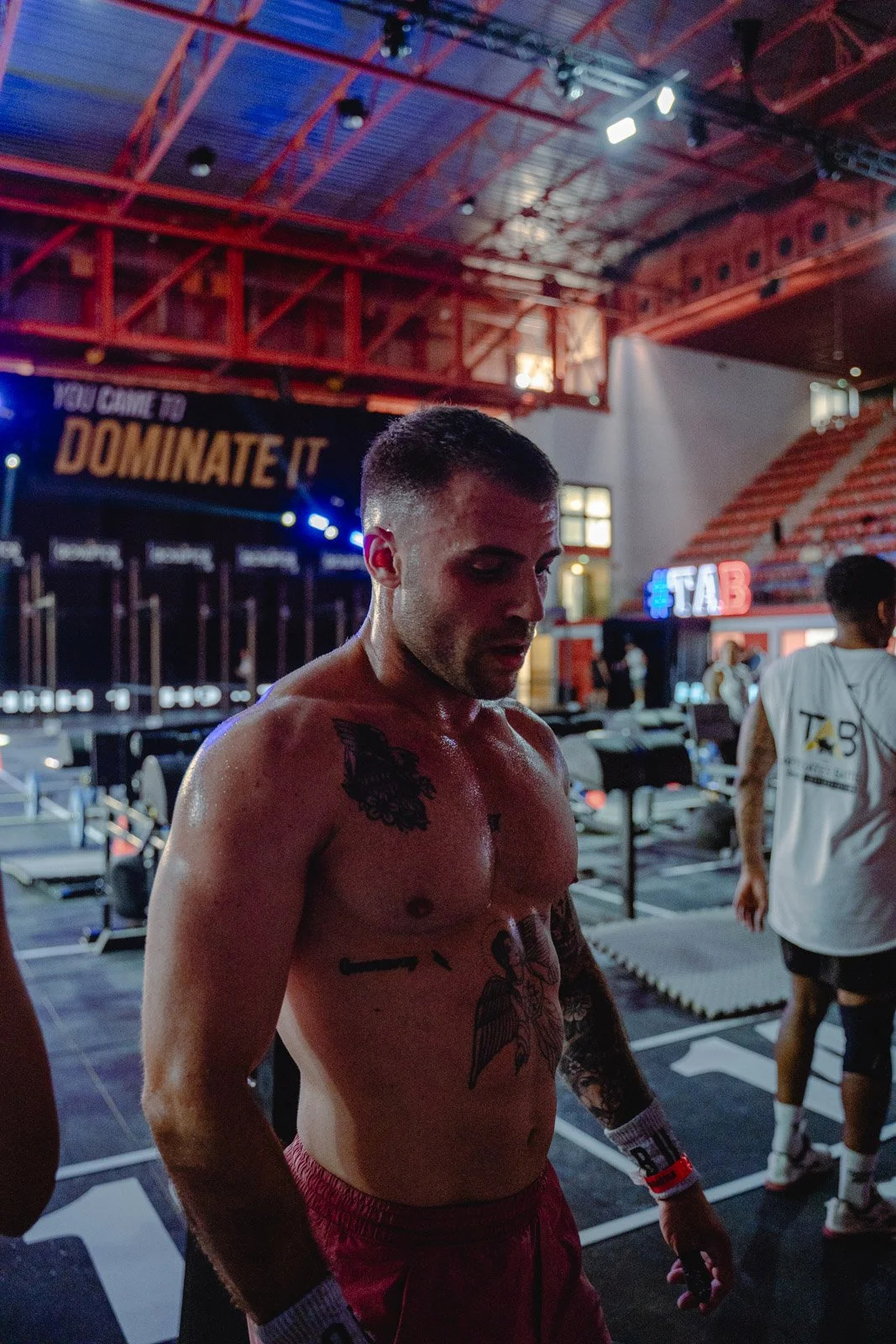Homme musclé torse nu avec tatouage après une séance CrossFit en Nouvelle-Aquitaine — photographe fitness Voar by Tim