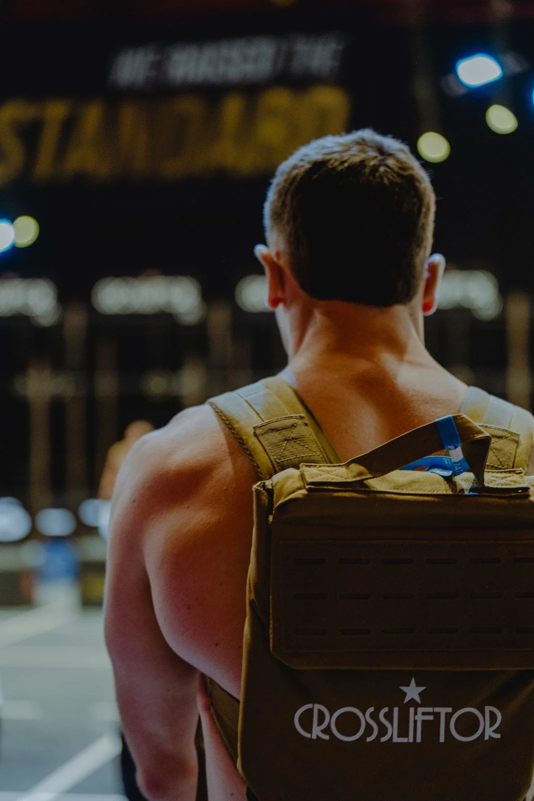 Homme de dos avec sac à dos Crosslifter dans une salle de sport CrossFit à Bordeaux — photographe CrossFit Voar by Tim