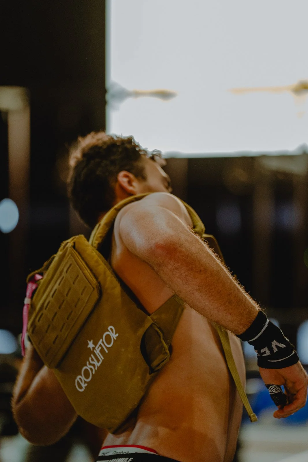 Homme torse nu portant sac à dos Crossfit lors d'une séance d'entraînement CrossFit à Bordeaux — photographe CrossFit Voar by Tim