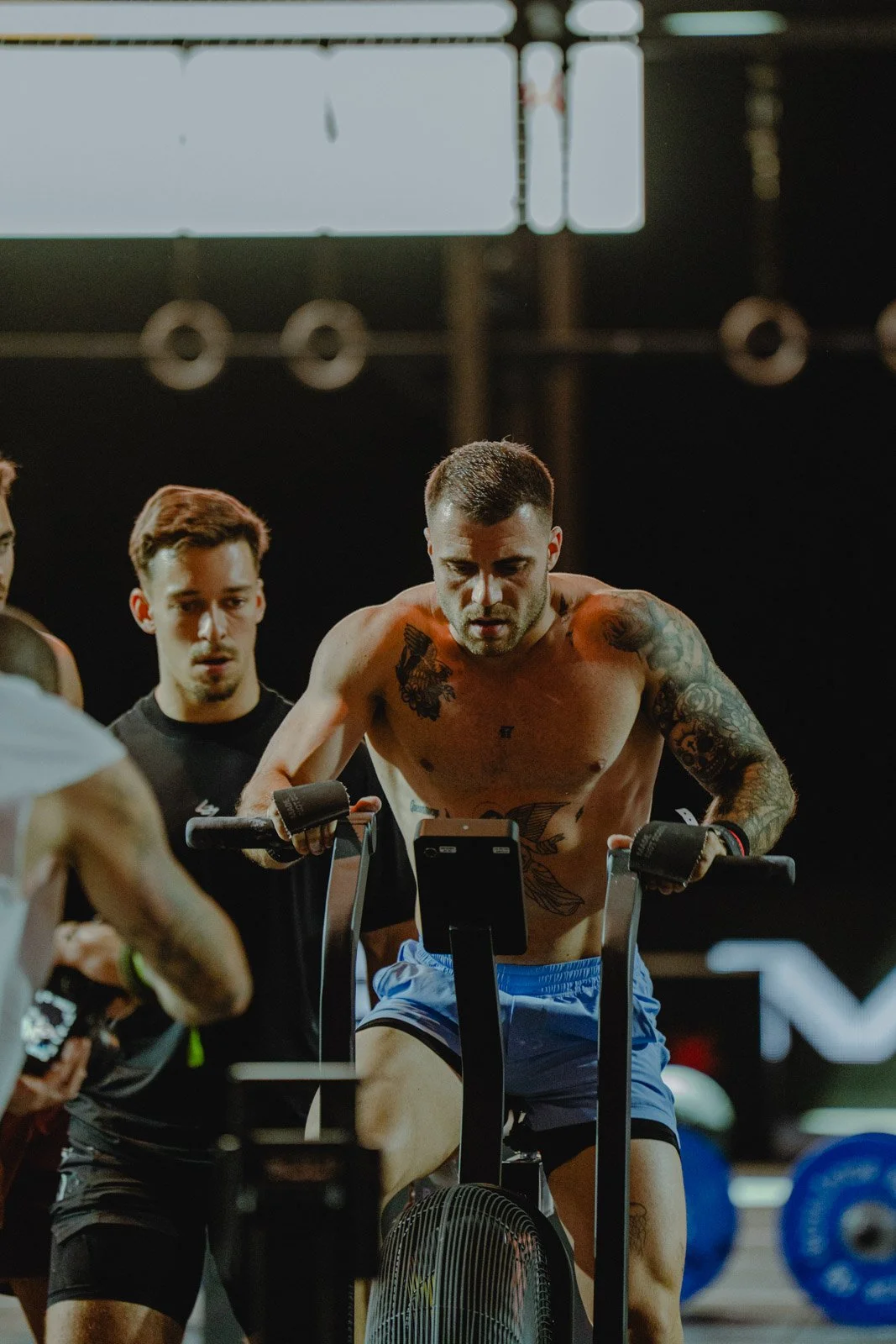 Homme torse nu sur vélo d'exercice lors d'une séance CrossFit en Nouvelle-Aquitaine — photographe CrossFit Voar by Tim