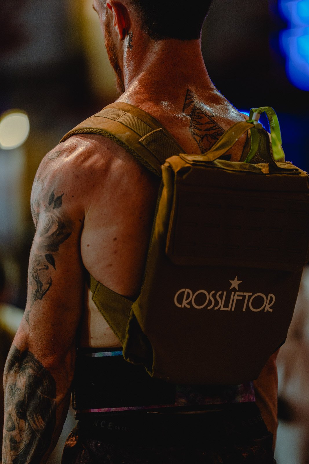 Homme tatoué de dos avec sac à dos CrossLifter dans une salle CrossFit en Nouvelle-Aquitaine — photographe CrossFit Voar by Tim