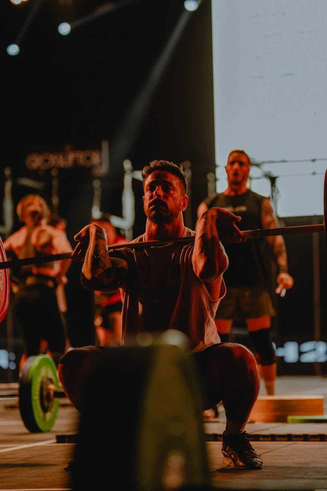 Homme effectuant un squat avec barre lors d'une séance CrossFit en salle de sport — photographe CrossFit Voar by Tim