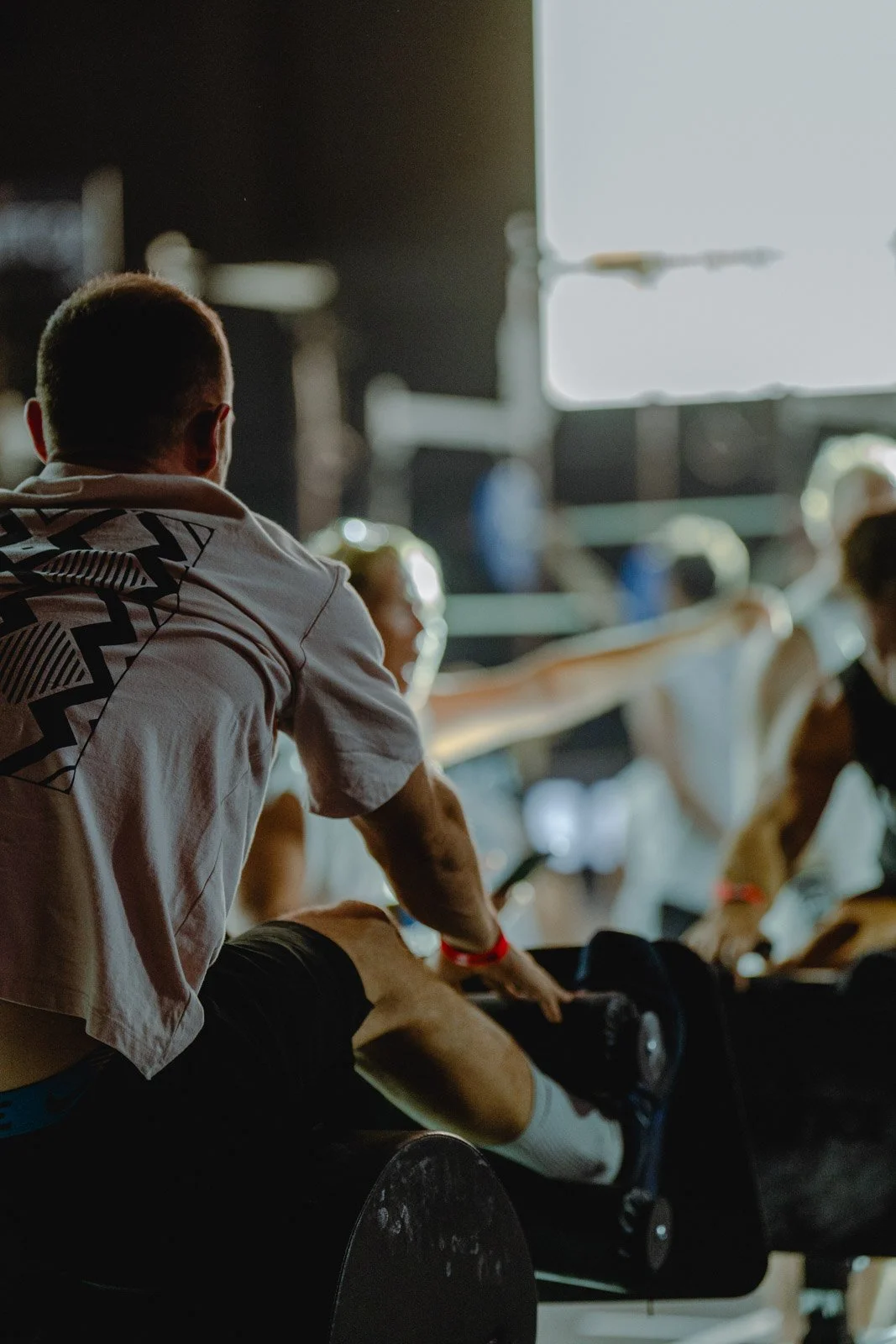 Homme sur ergomètre lors d'un entraînement CrossFit en salle à Bordeaux — photographe CrossFit Voar by Tim