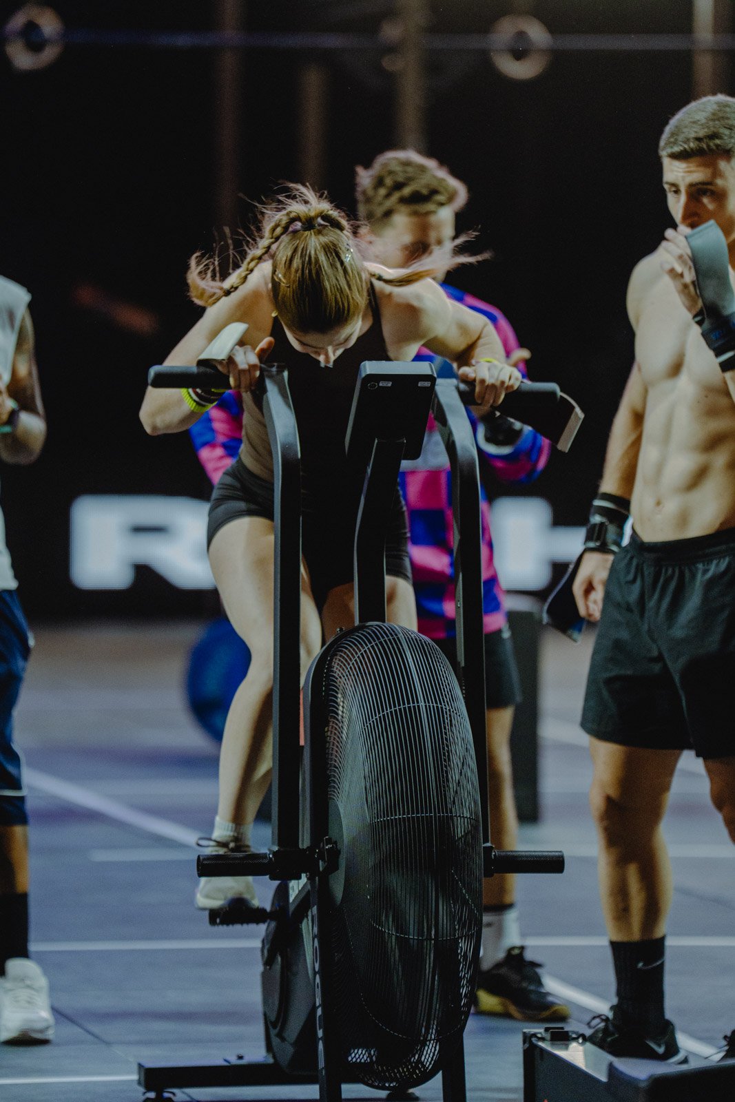 Femme s'entraînant sur vélo d'appartement dans une salle CrossFit à Bordeaux — photographe CrossFit Voar by Tim