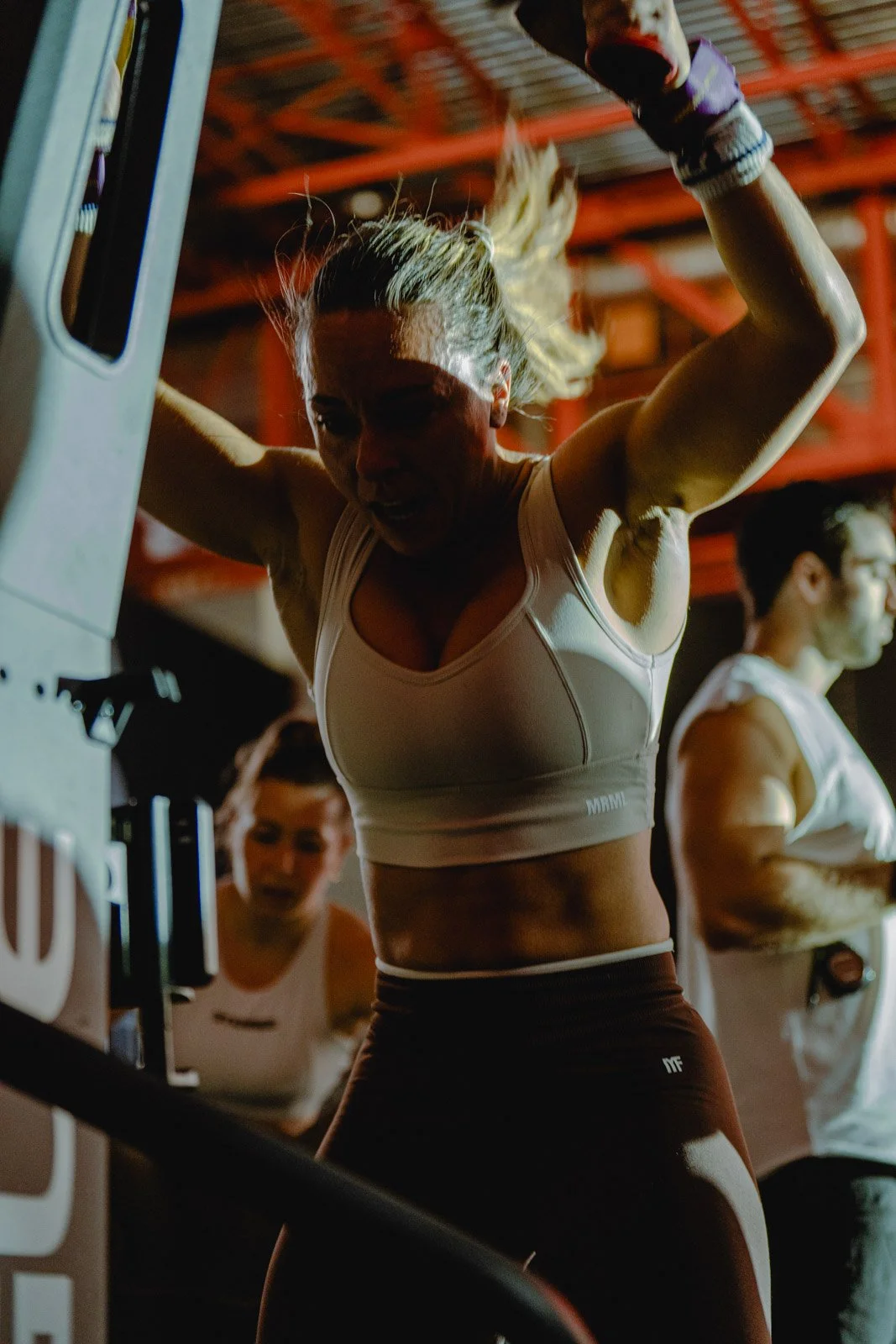 Femme sur appareil de musculation lors d'une séance CrossFit en salle à Bordeaux — photographe CrossFit Voar by Tim