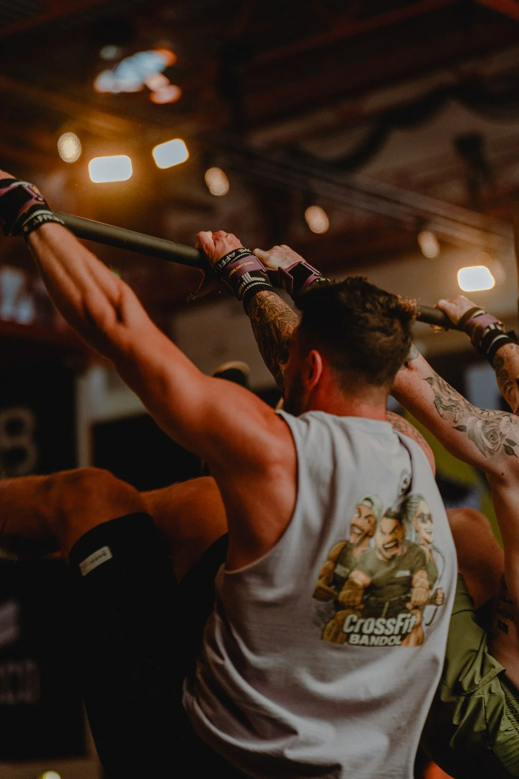 Athlète en salle de gym avec barre, tank top logo CrossFit, Nouvelle-Aquitaine — photographe CrossFit Voar by Tim