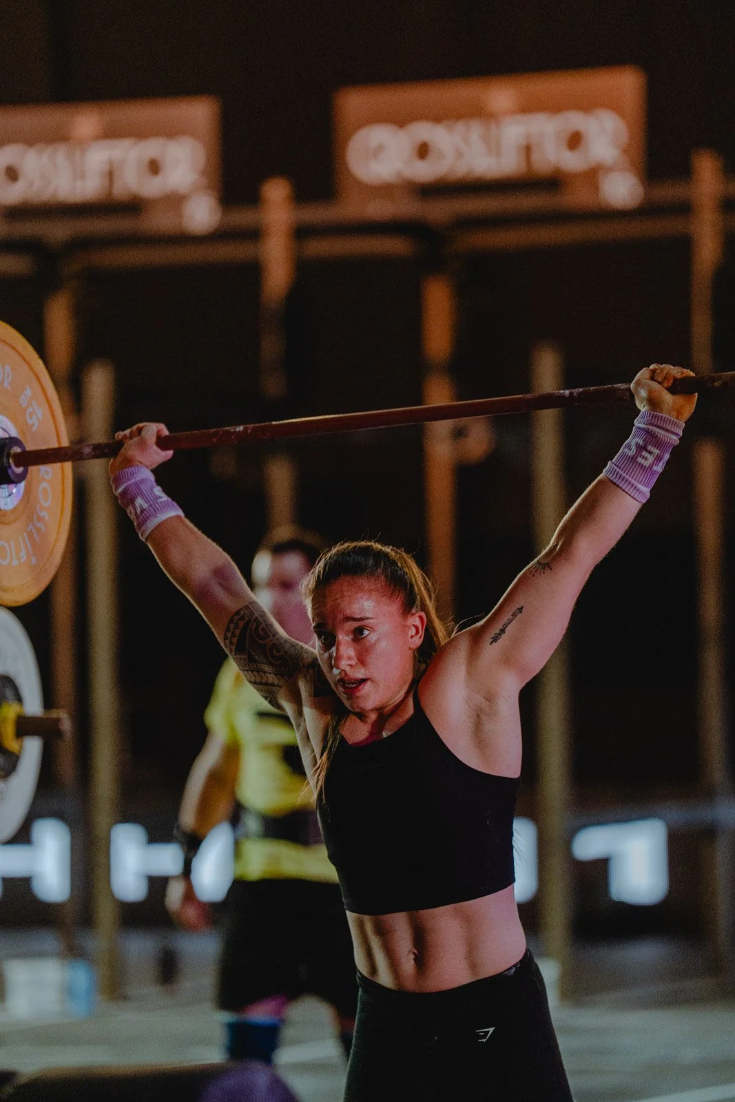 Athlète féminine soulevant une barre lors d'une séance de musculation en salle de sport — photographe fitness Voar by Tim