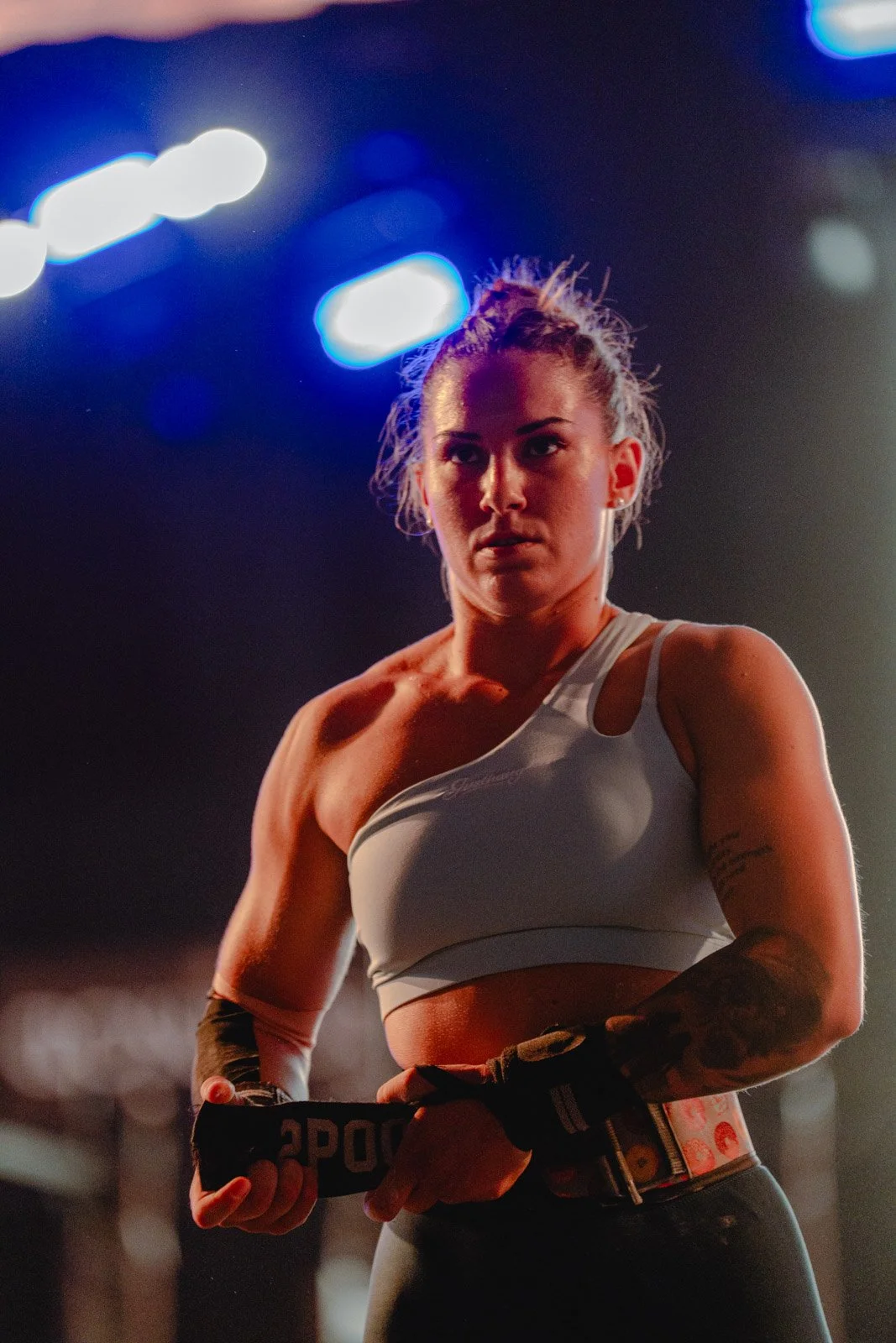 Femme athlétique avec gants de boxe dans une salle CrossFit en Nouvelle-Aquitaine — photographe CrossFit Voar by Tim