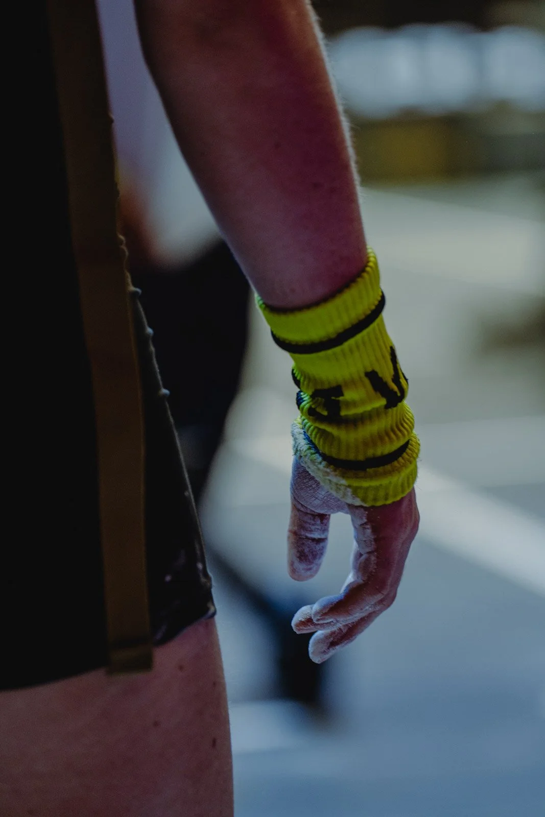 Bras avec bracelet sport jaune et main couverte de chalk lors d'une compétition CrossFit en Nouvelle-Aquitaine — photographe CrossFit Voar by Tim