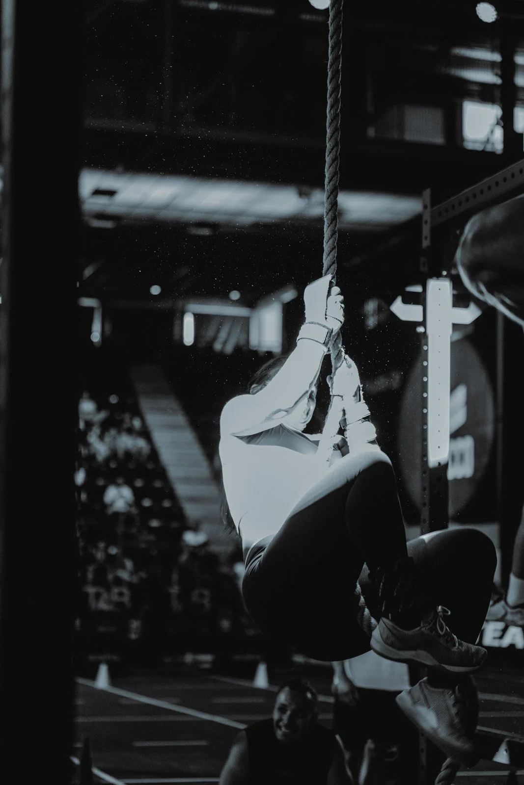 Personne grimpant une corde dans une salle CrossFit, photo en noir et blanc, Nouvelle-Aquitaine — photographe CrossFit Voar by Tim