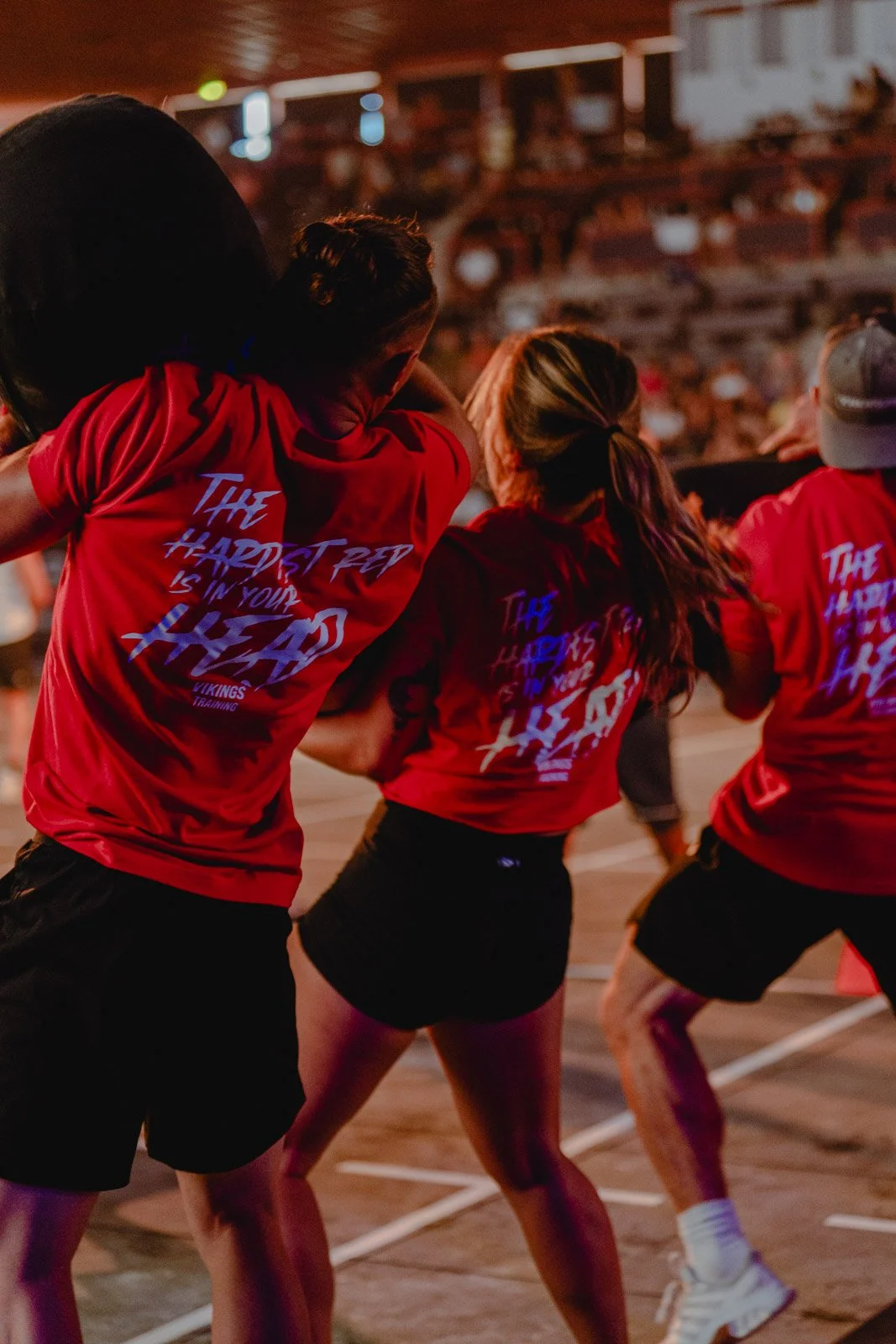 Jeunes en t-shirts rouges 'The hardest part is in your head' lors d'une séance CrossFit en Nouvelle-Aquitaine — photographe CrossFit Voar by Tim