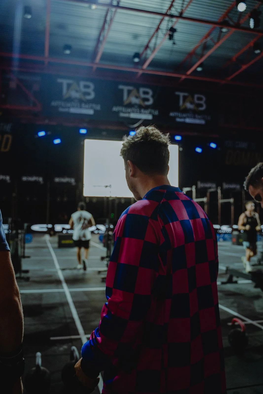 Homme observant un entraînement de fitness CrossFit dans une salle à Bordeaux — photographe CrossFit Voar by Tim
