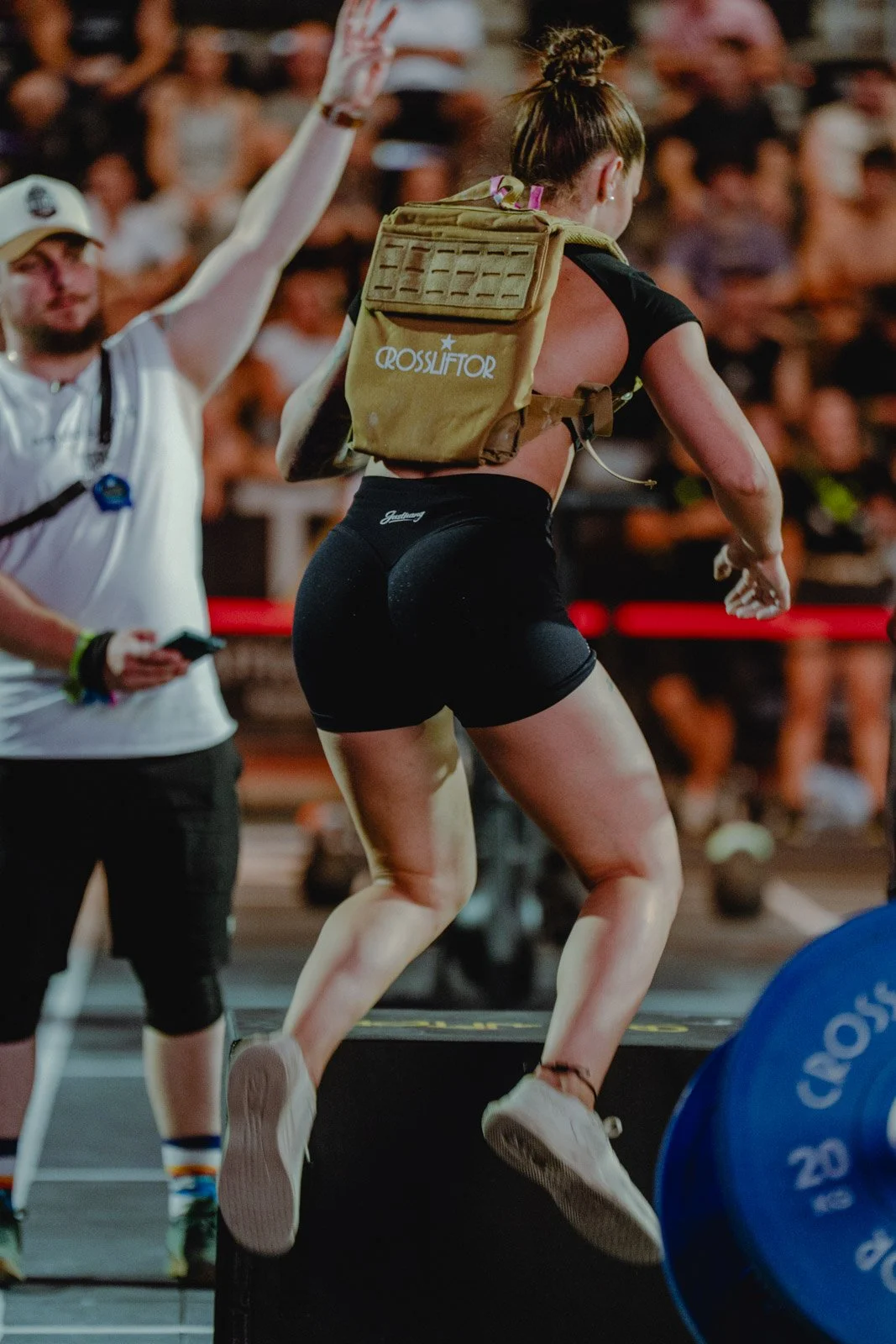 Femme effectuant un saut avec sac à dos Crosslifter dans un centre d'entraînement CrossFit — photographe CrossFit Voar by Tim