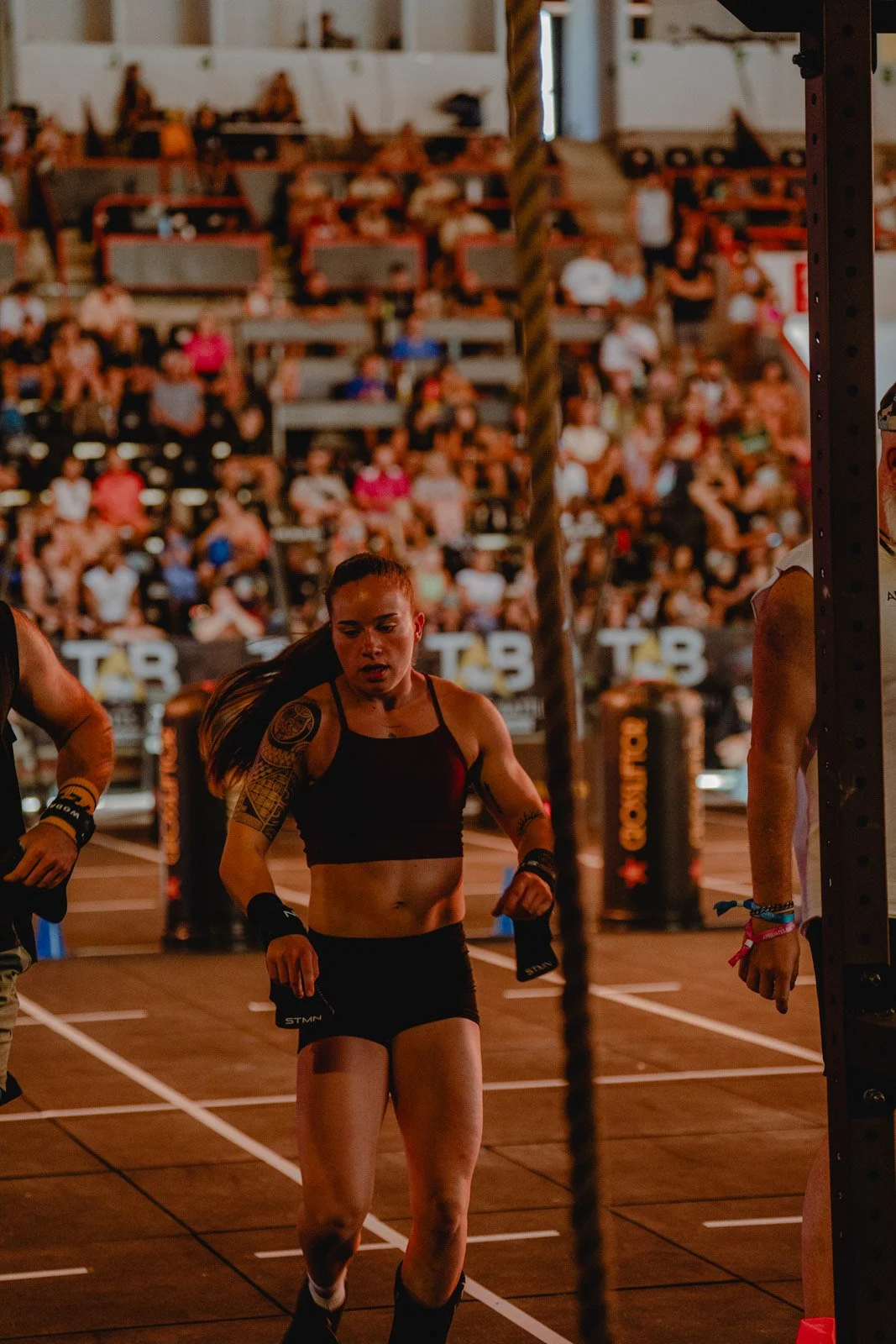 Athlète féminine en compétition CrossFit devant des spectateurs à Bordeaux — photographe CrossFit Voar by Tim