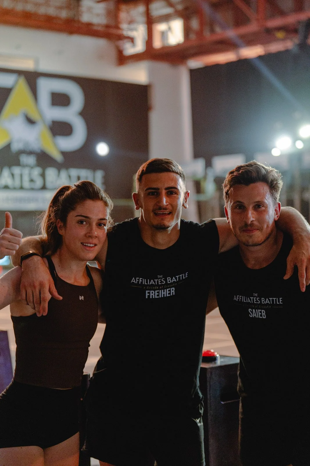 Trois jeunes adultes souriant en t-shirts The Affiliates dans une salle CrossFit à Bordeaux — photographe CrossFit Voar by Tim