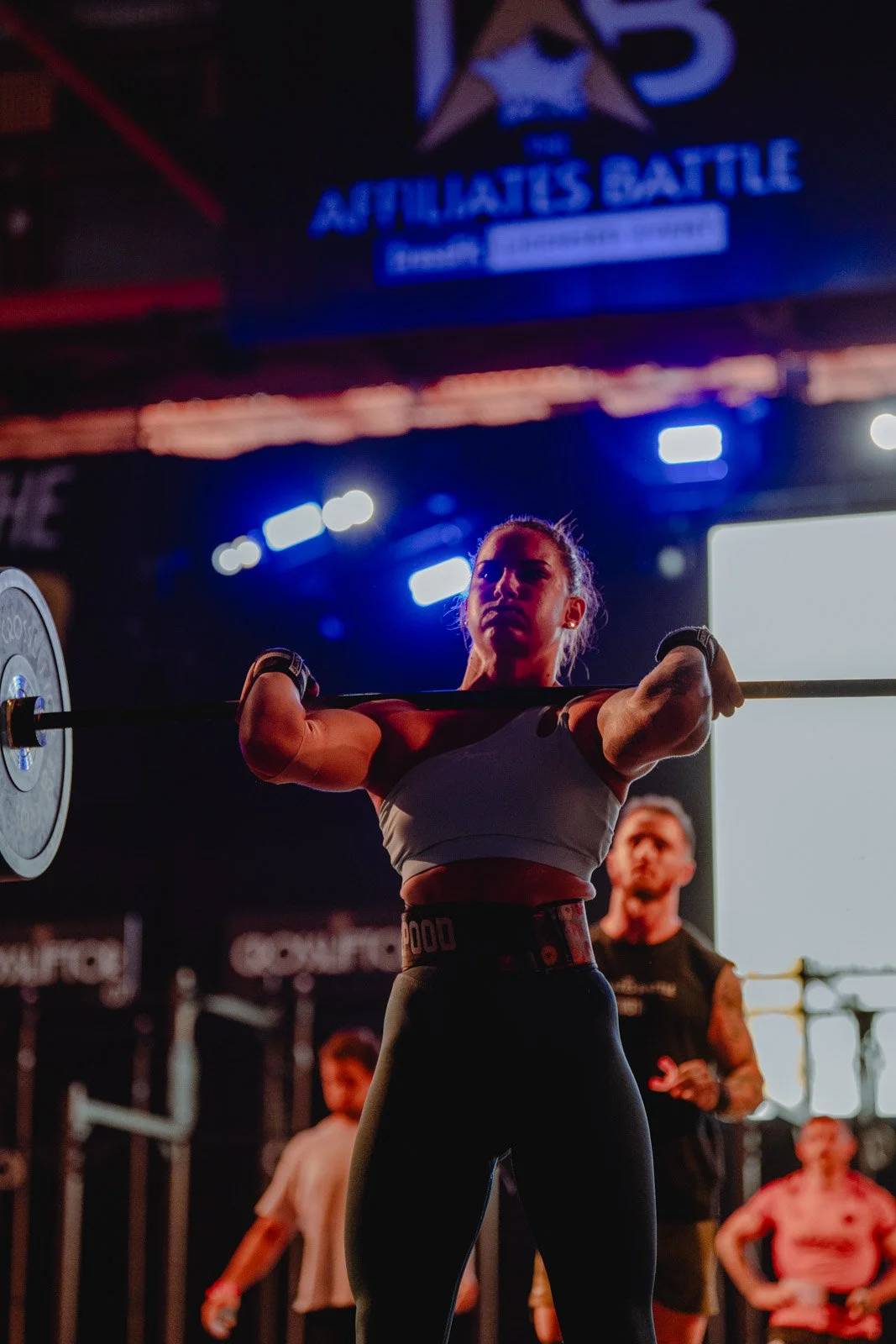 Femme soulevant une barre lors d'une compétition de musculation CrossFit à Bordeaux — photographe CrossFit Voar by Tim