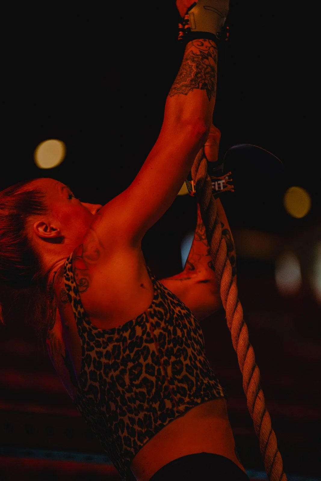 Femme tatouée en maillot léopard tirant une corde lors d'une séance CrossFit à Bordeaux — photographe CrossFit Voar by Tim