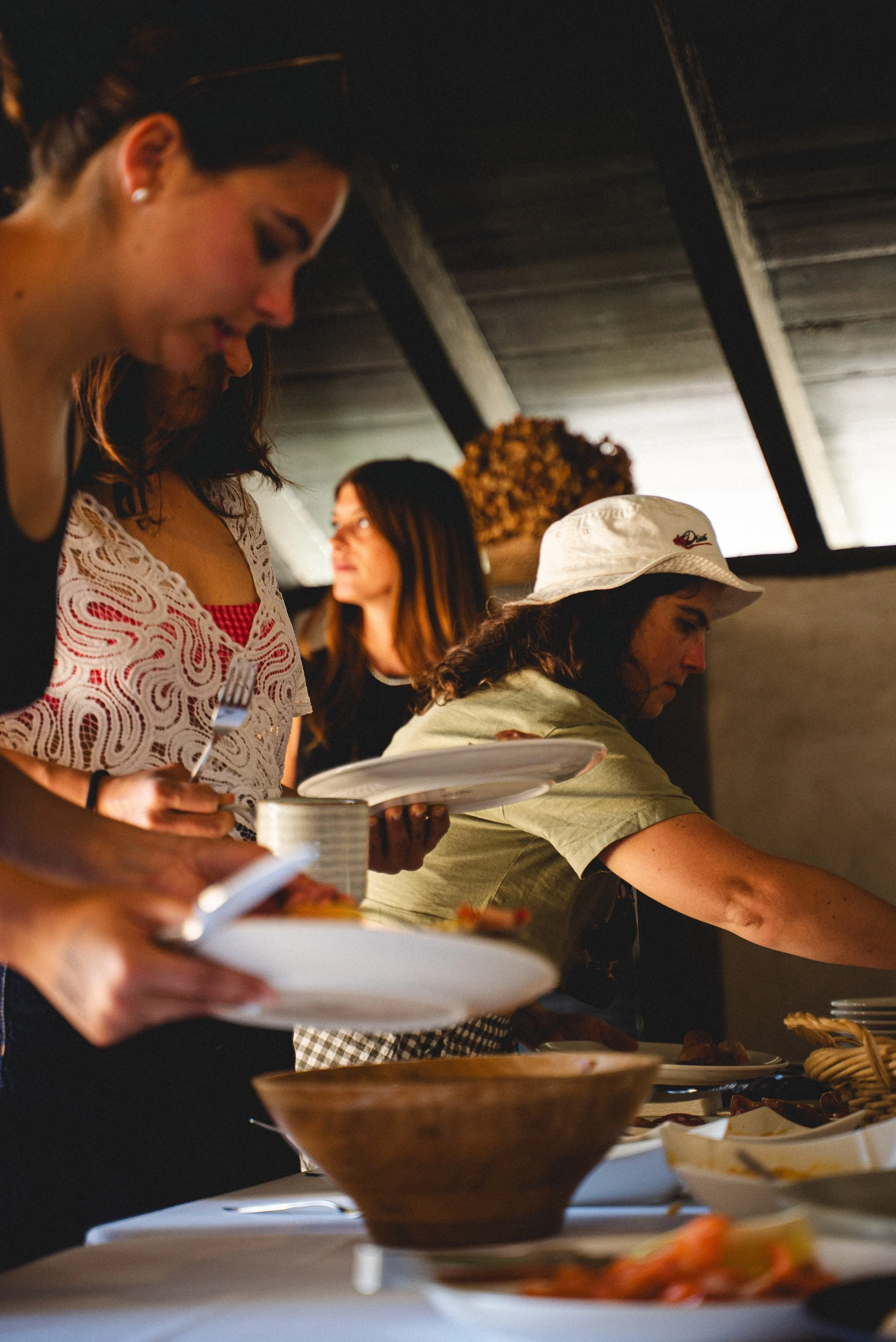 Groupe de personnes servant un buffet de plats variés lors d'un repas convivial