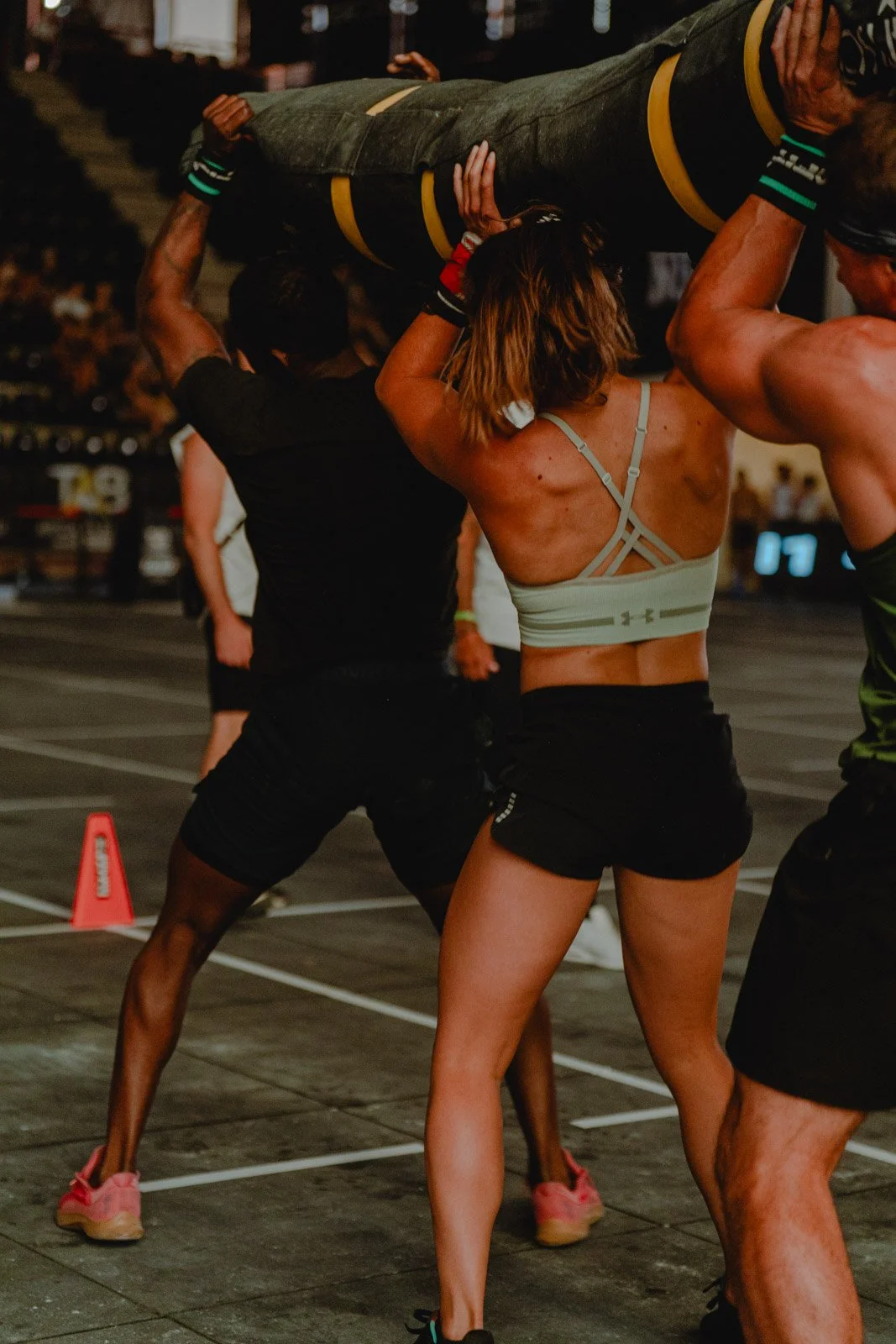 Deux athlètes soulevant un objet lourd lors d'une compétition de musculation CrossFit Bordeaux — photographe CrossFit Voar by Tim
