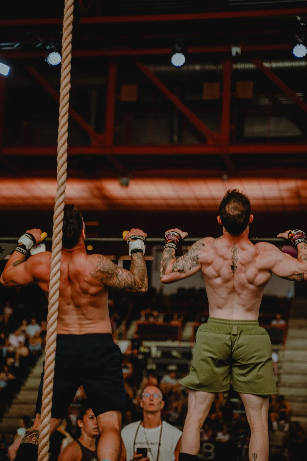 Deux hommes musclés avec tatouages lors d'un entraînement CrossFit en Nouvelle-Aquitaine — photographe CrossFit Voar by Tim