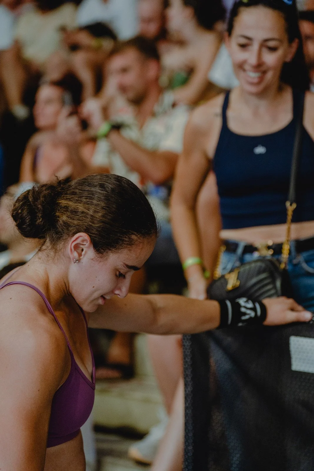 Deux femmes dont une en mauve se préparant pour une activité sportive CrossFit à Bordeaux — photographe CrossFit Voar by Tim