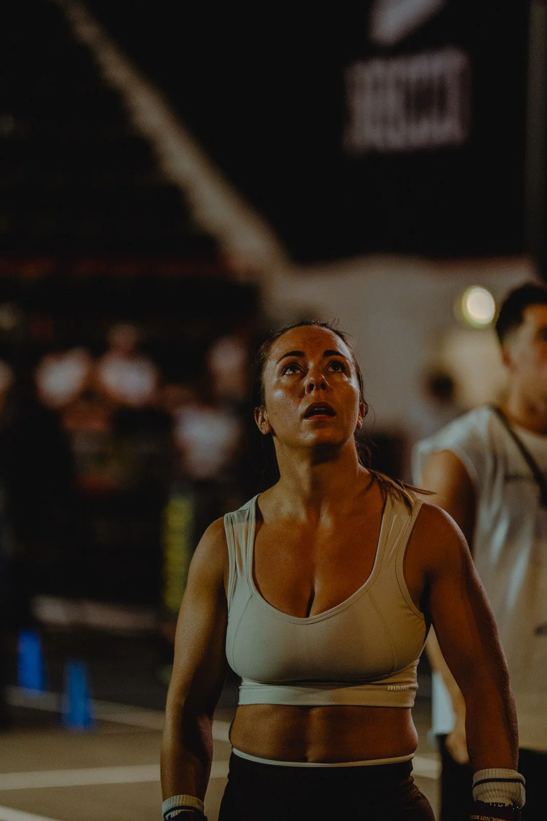 Femme sportive regardant vers le haut dans une salle CrossFit en Nouvelle-Aquitaine — photographe CrossFit Voar by Tim