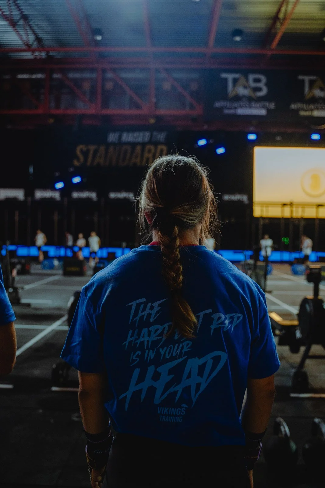 Femme de dos avec t-shirt The happy gut dans un gymnase CrossFit en Nouvelle-Aquitaine — photographe fitness Voar by Tim