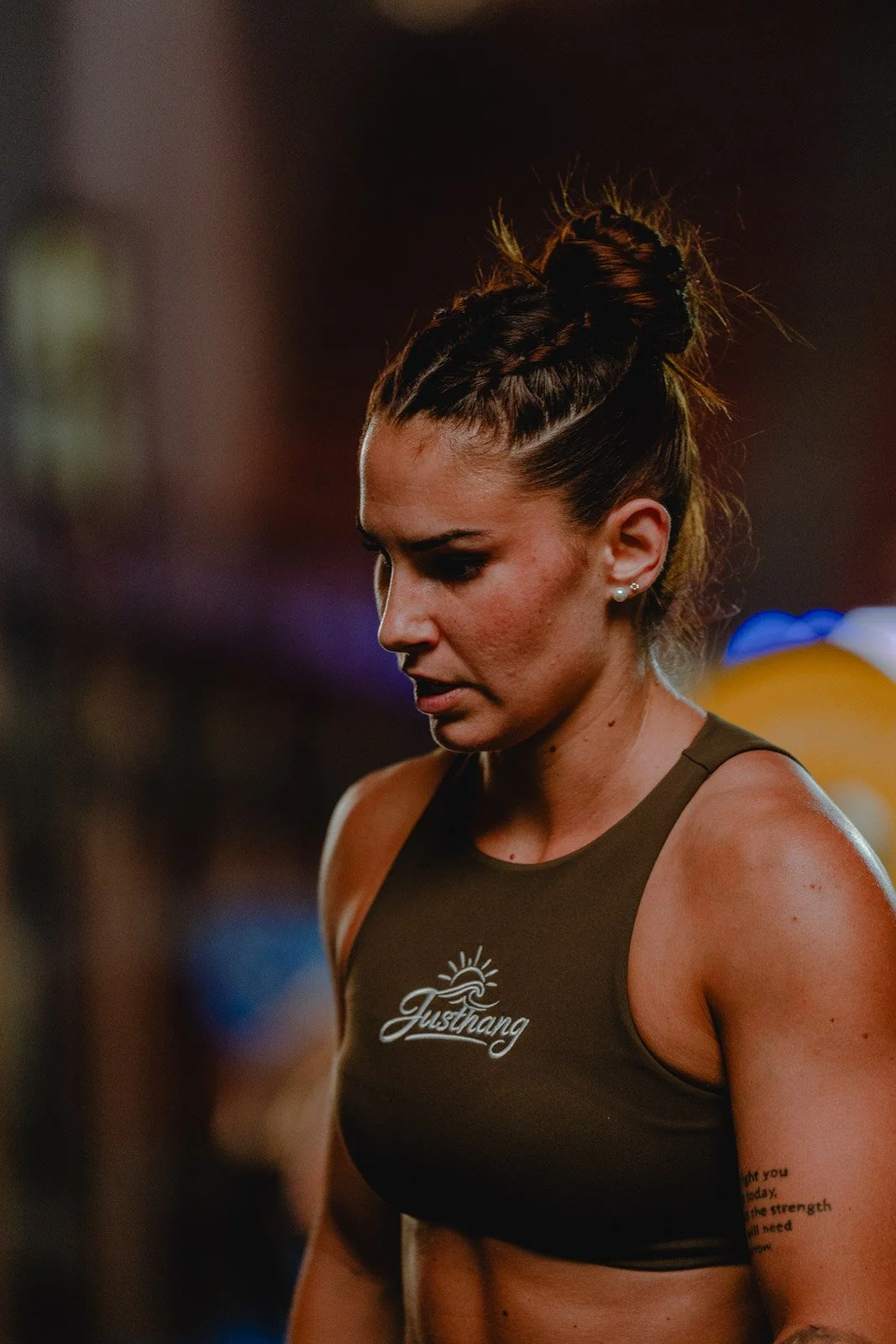Jeune femme sportive en débardeur JustHang lors d'une séance CrossFit à Bordeaux — photographe CrossFit Voar by Tim