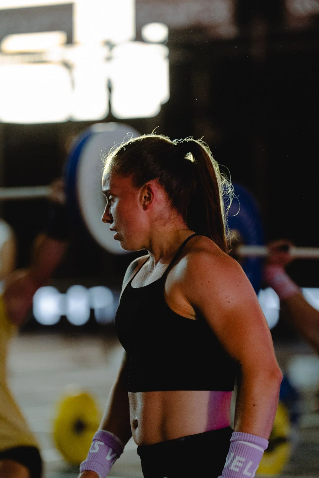 Femme athlétique en position de repos dans une salle CrossFit avec haltères à Bordeaux — photographe CrossFit Voar by Tim