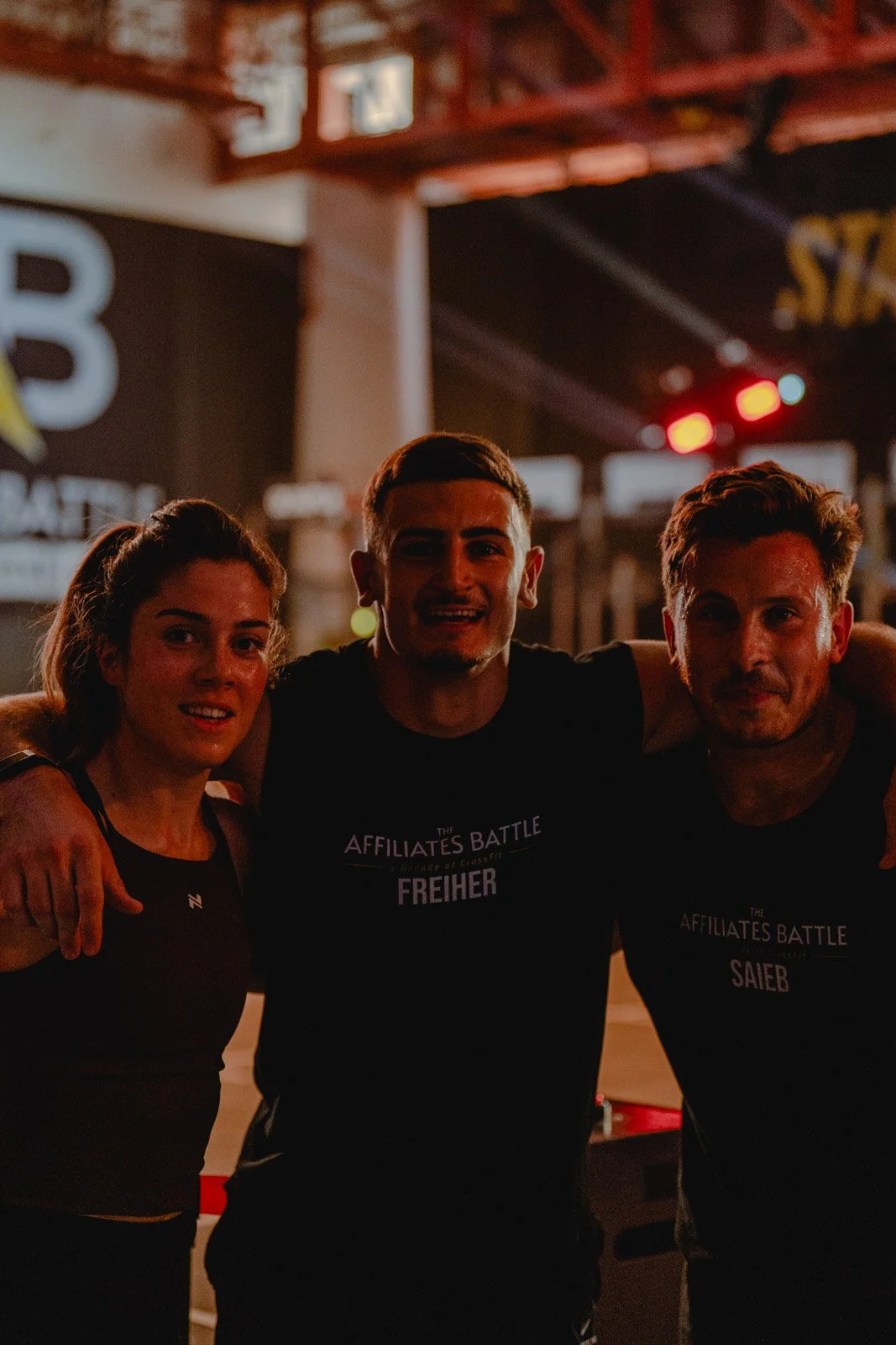 Trio en t-shirts 'The Affiliates Battle' lors d'une compétition CrossFit en Nouvelle-Aquitaine — photographe CrossFit Voar by Tim
