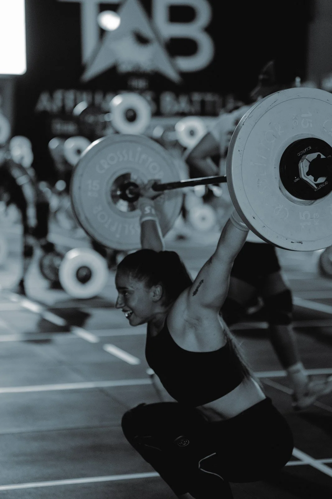 Femme soulevant un poids lors d'une séance de musculation CrossFit en Nouvelle-Aquitaine — photographe CrossFit Voar by Tim