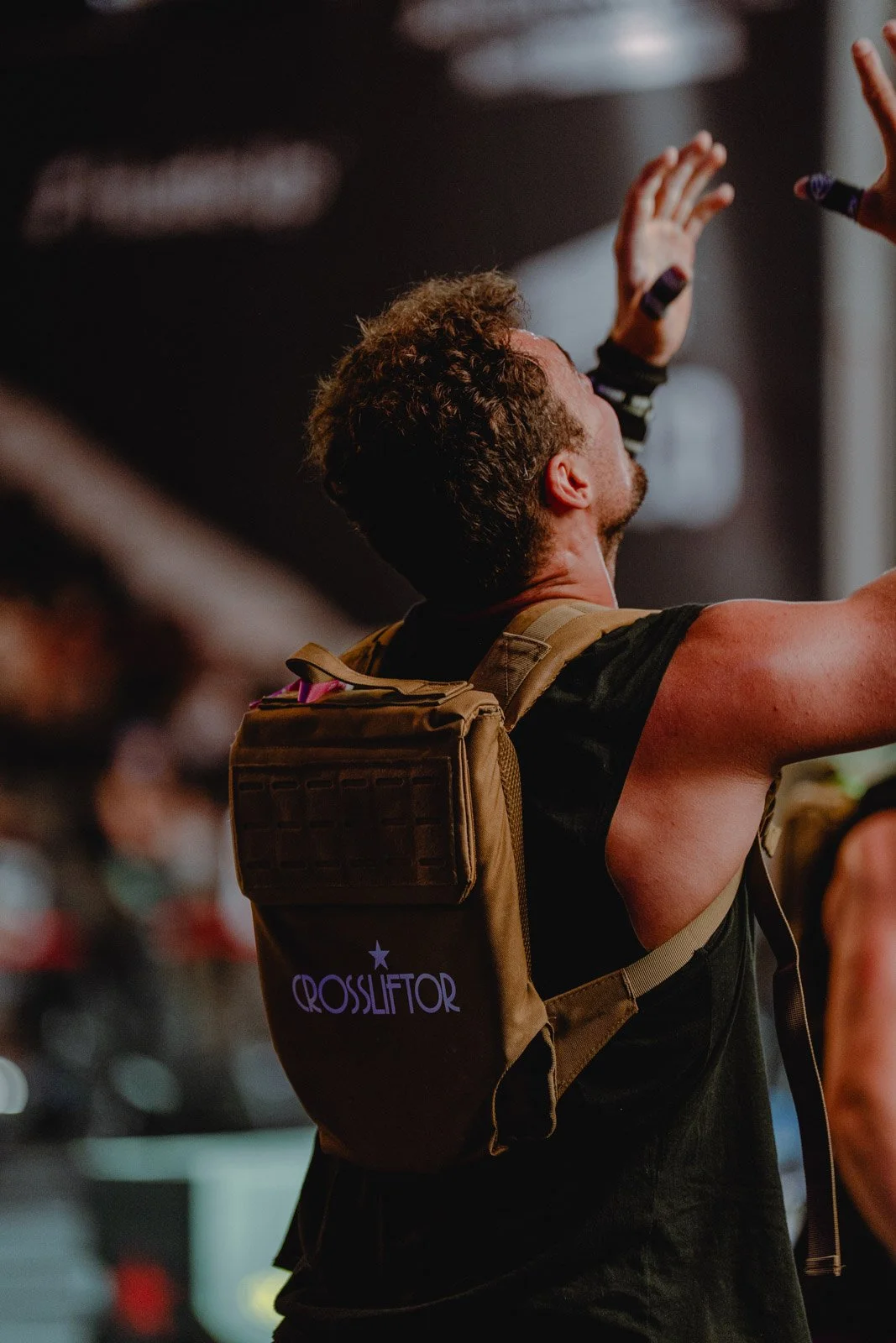 Homme effectuant un mouvement CrossFit avec sac à dos CrossLifter dans une salle de sport à Bordeaux — photographe CrossFit Voar by Tim