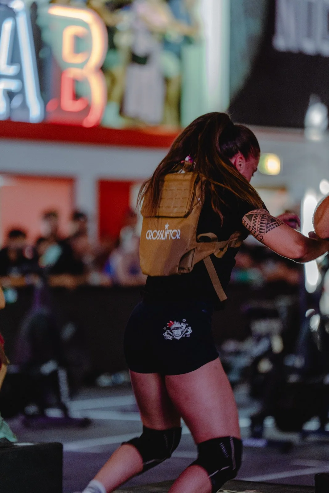 Femme en tenue sport avec sac à dos Crosslifter faisant musculation en salle de sport — photographe CrossFit Voar by Tim