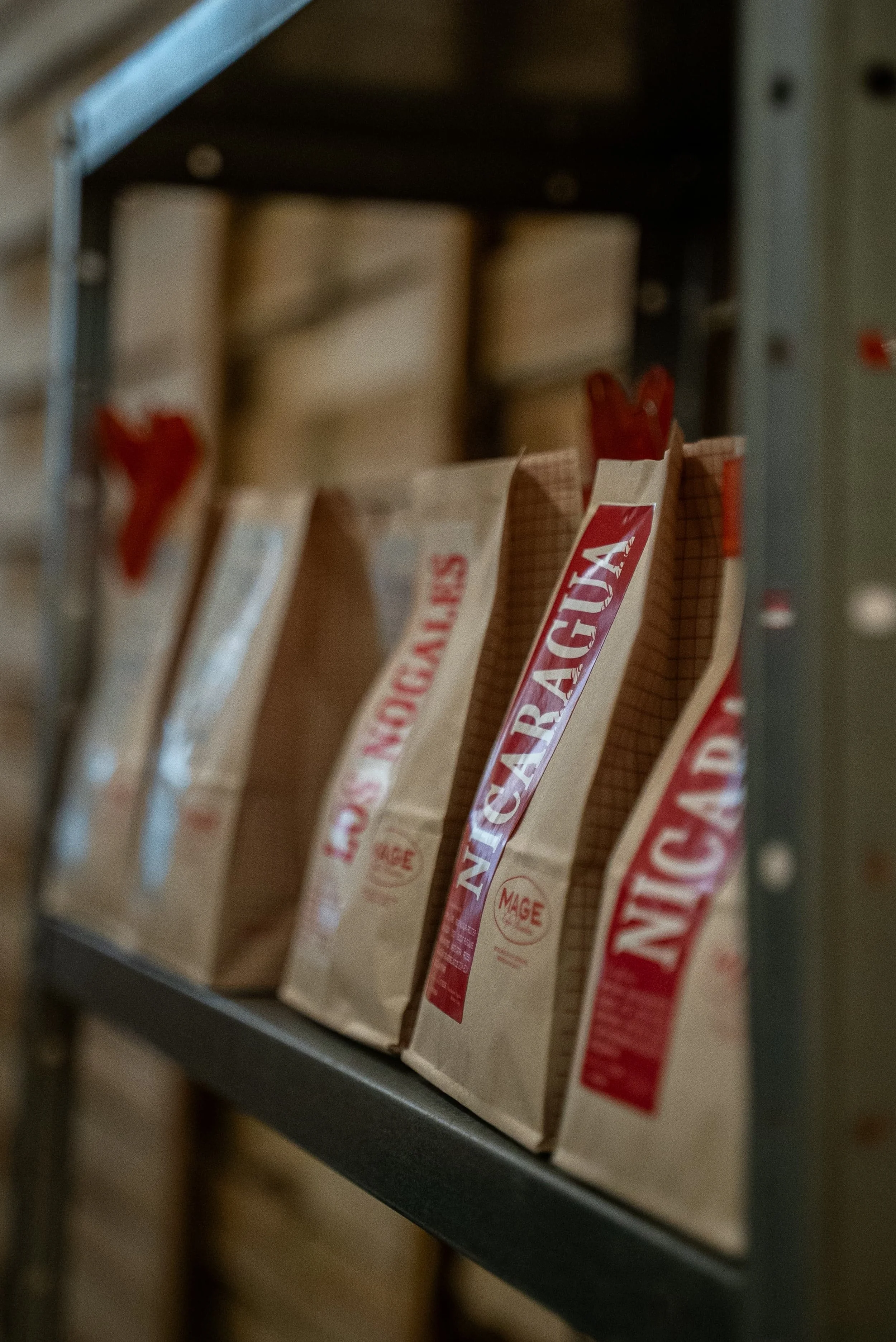 Paquets de gomme à mâcher dans un rayon de magasin, avec étiquettes indiquant «made» et «ginger».