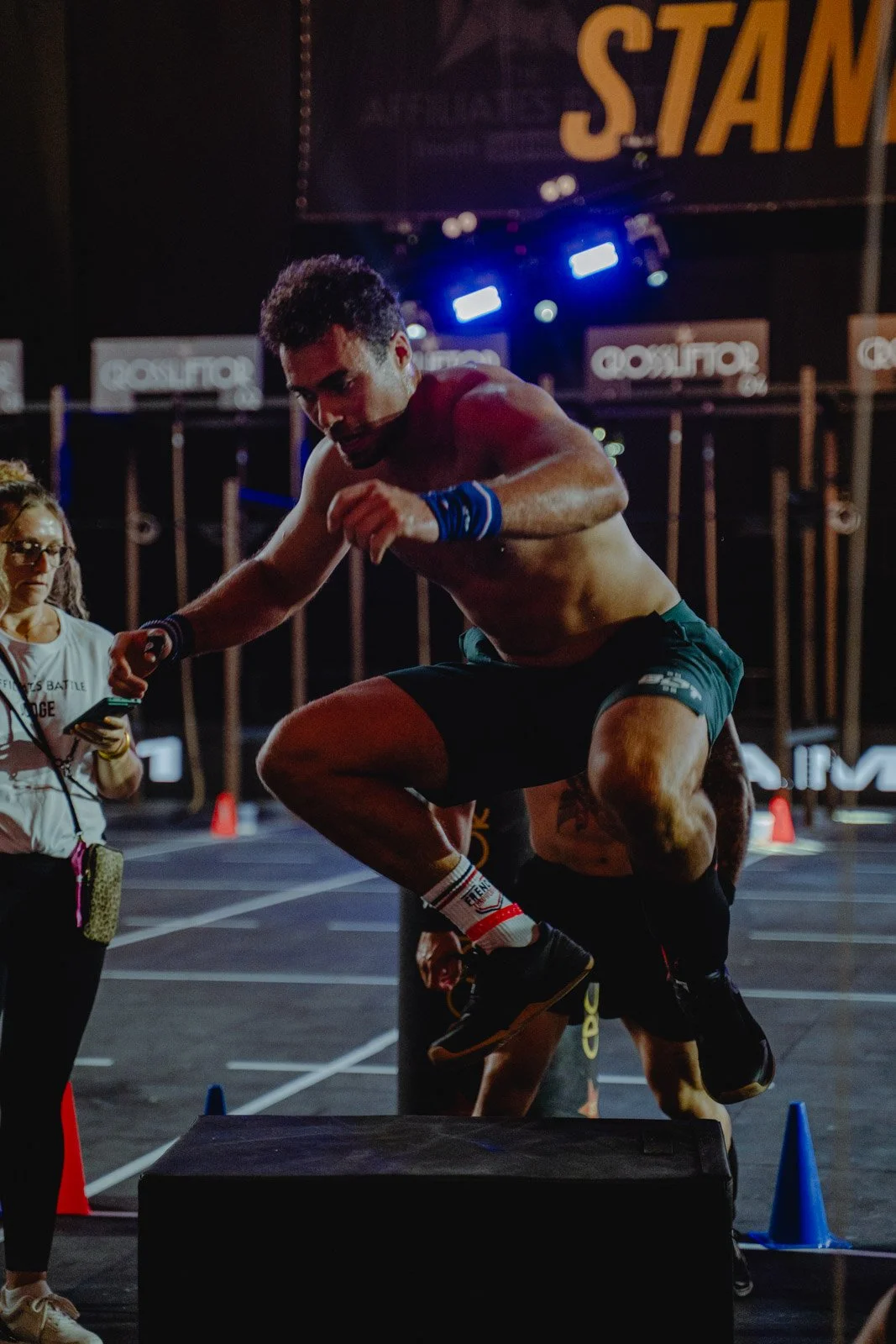 Homme en short sautant une boîte lors d'un entraînement CrossFit avec bande au bras — photographe CrossFit Voar by Tim