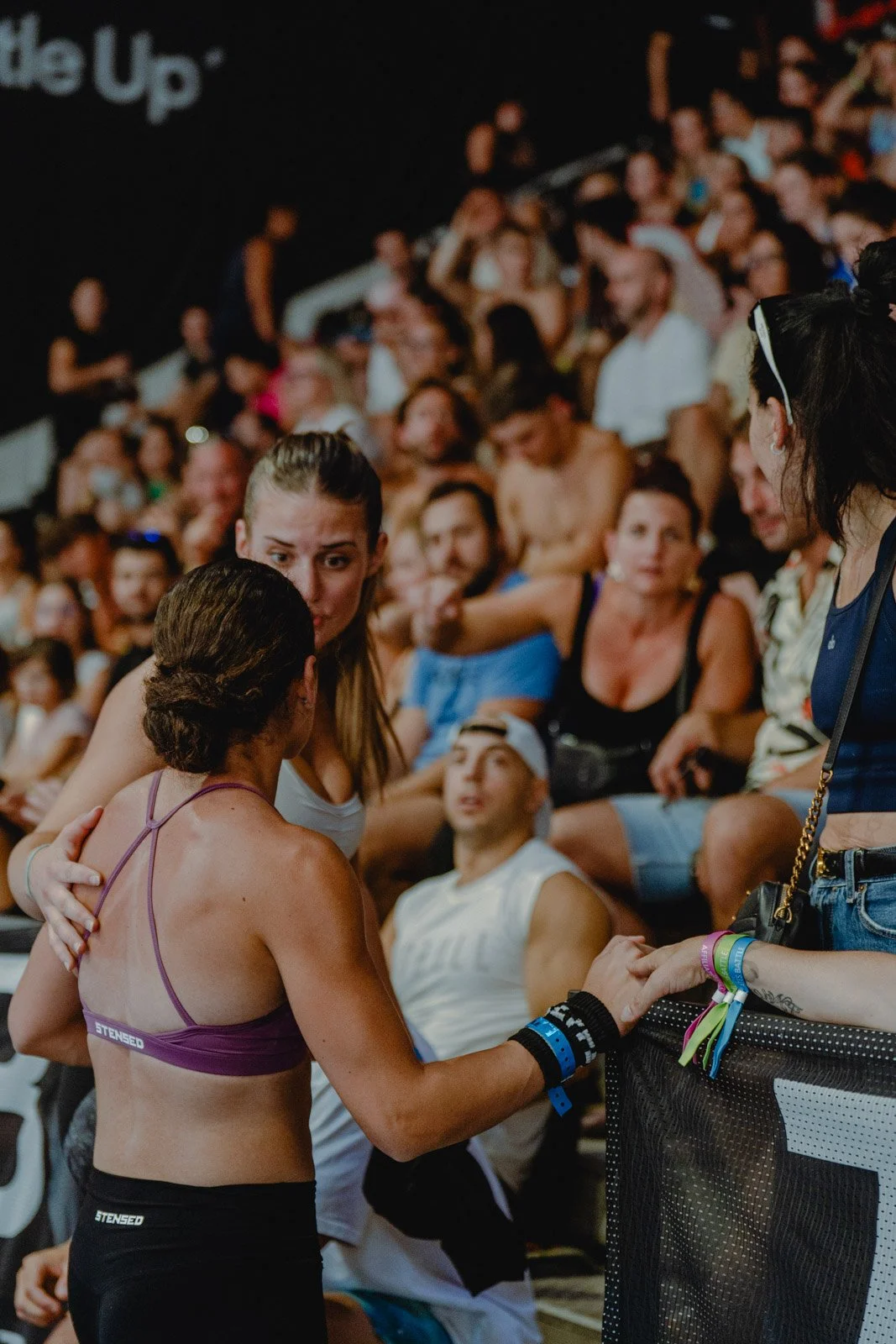 Deux femmes s'embrassant après une compétition entourées de spectateurs CrossFit à Bordeaux — photographe CrossFit Voar by Tim