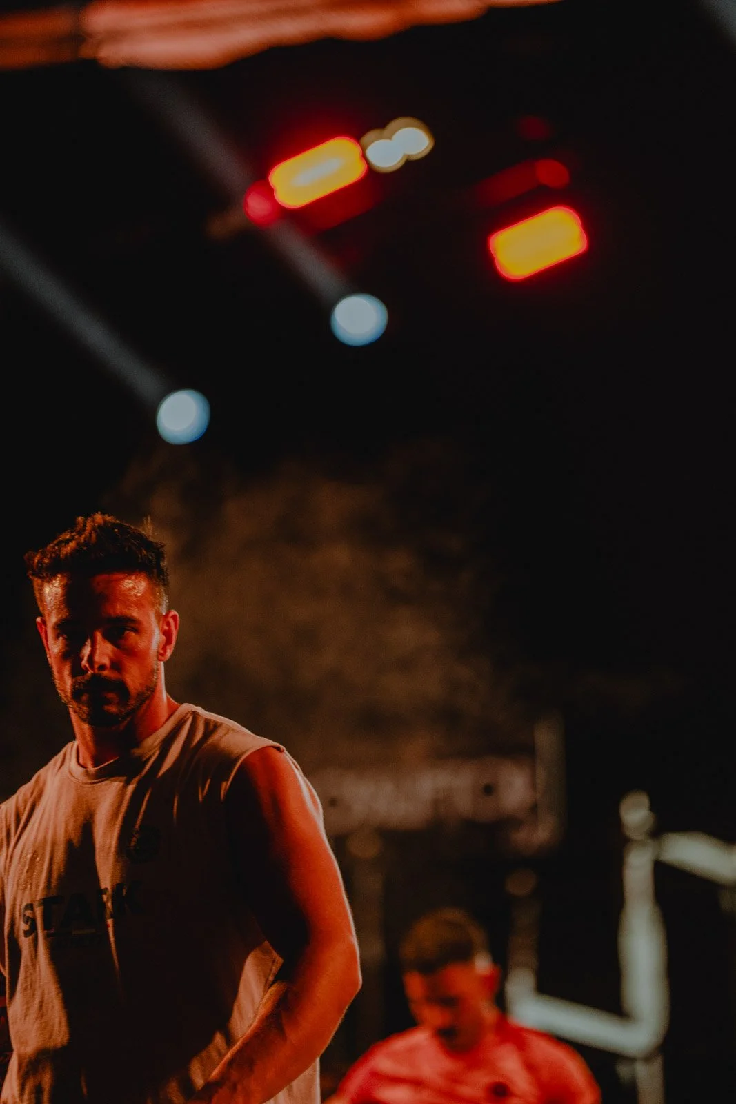Homme avec barbe sous éclairage rouge lors d'un événement CrossFit nocturne à Bordeaux — photographe CrossFit Voar by Tim